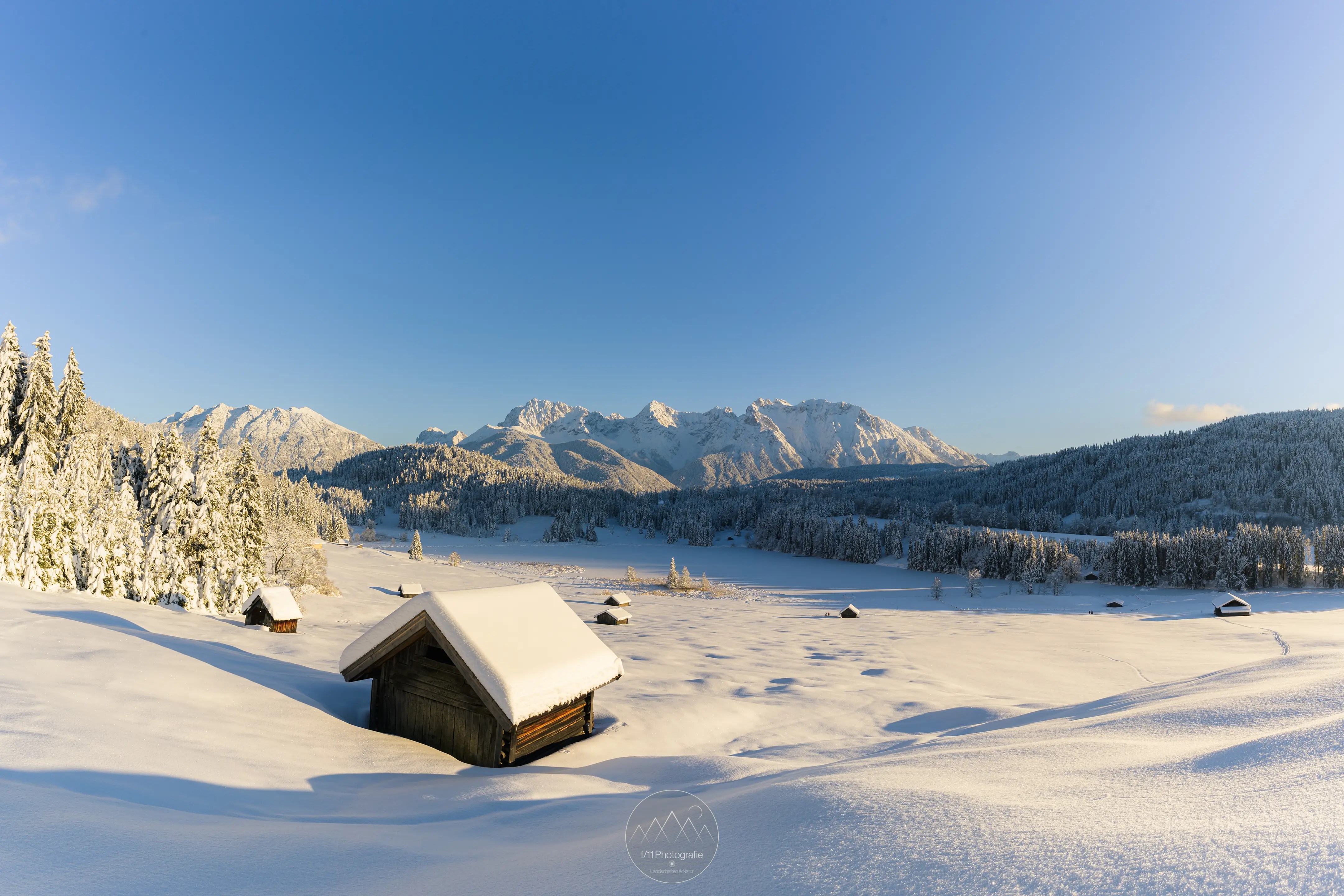 Das klassische Motiv am Geroldsee im Winter. Ein Panoramabild hilft auch hier alle Elemente auf das Bild zu bekommen.