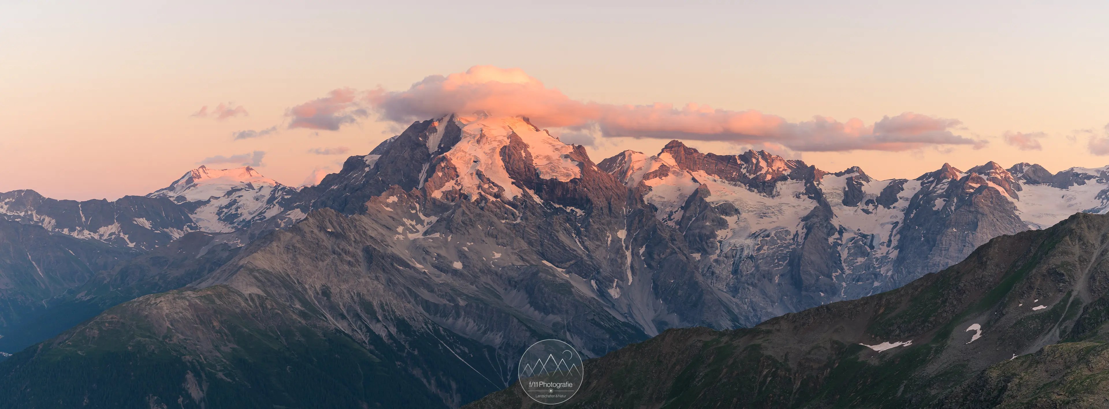 Der Ortler im Abendlicht mit ein paar letzten leuchtenden Wolken.
