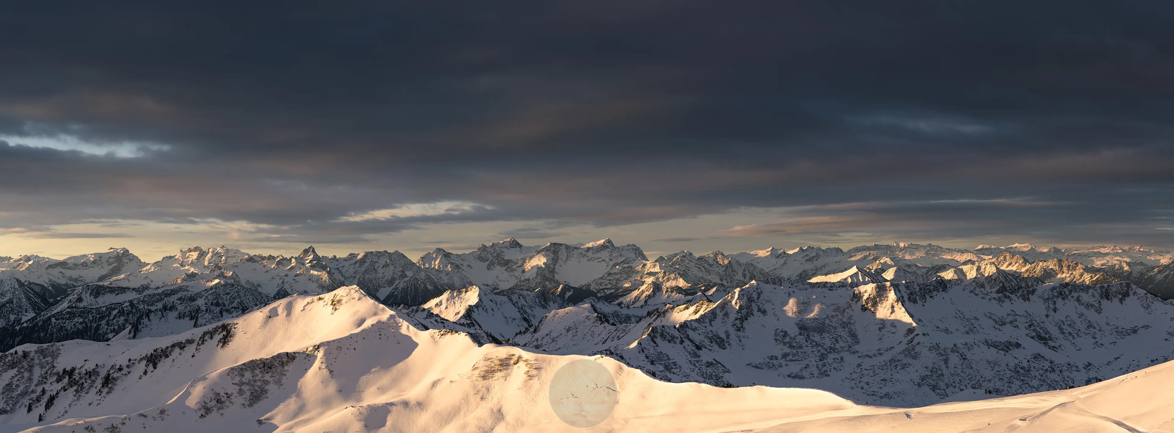 Morgenstimmung über den Alpen im Bregenzerwald.