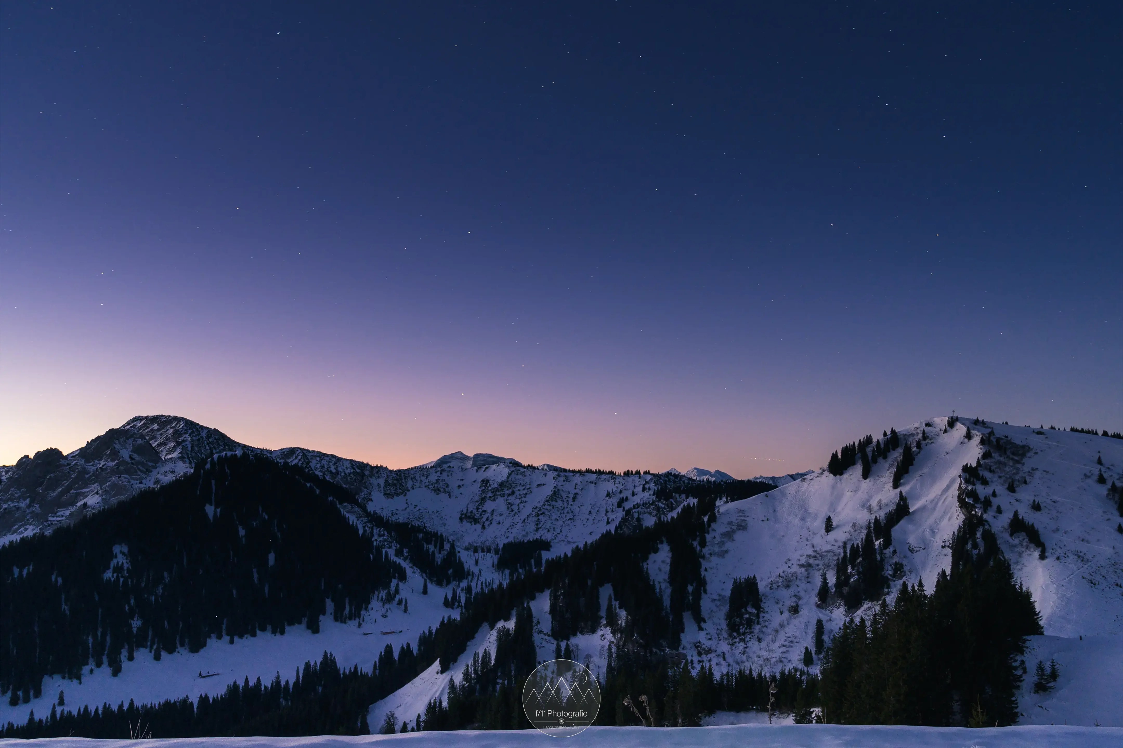 Auf dem Sattel zwischen Setz- und Wallberg eröffnet sich der erste Ausblick.