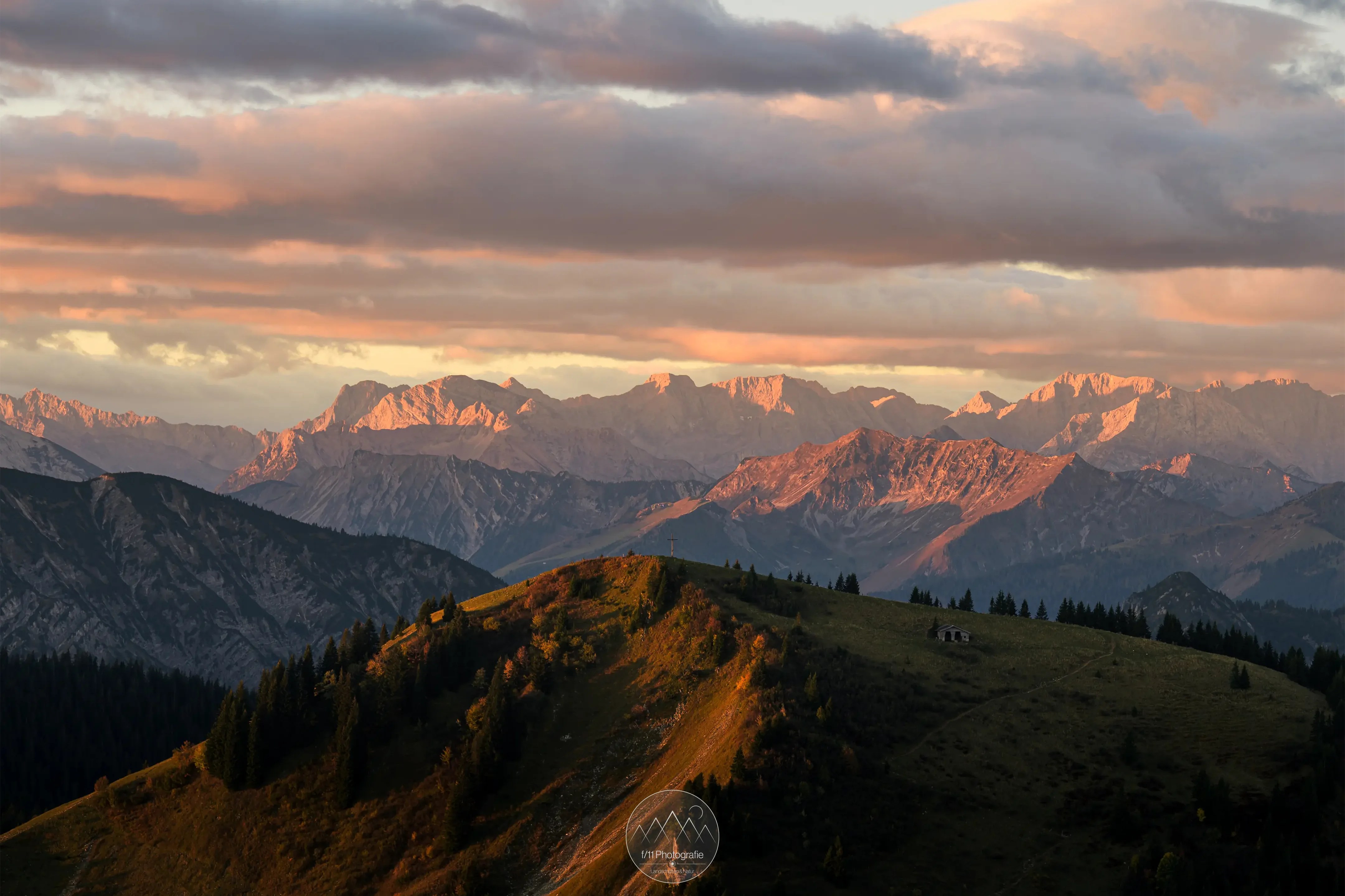 Ebenso kann der Setzberg als Ankerpunkt genutzt werden. Sein flacher Gipfel und das gut erkennbare Gipfelkreuz heben sich gut vom Hintergrund und dem Karwendelgebirge ab.