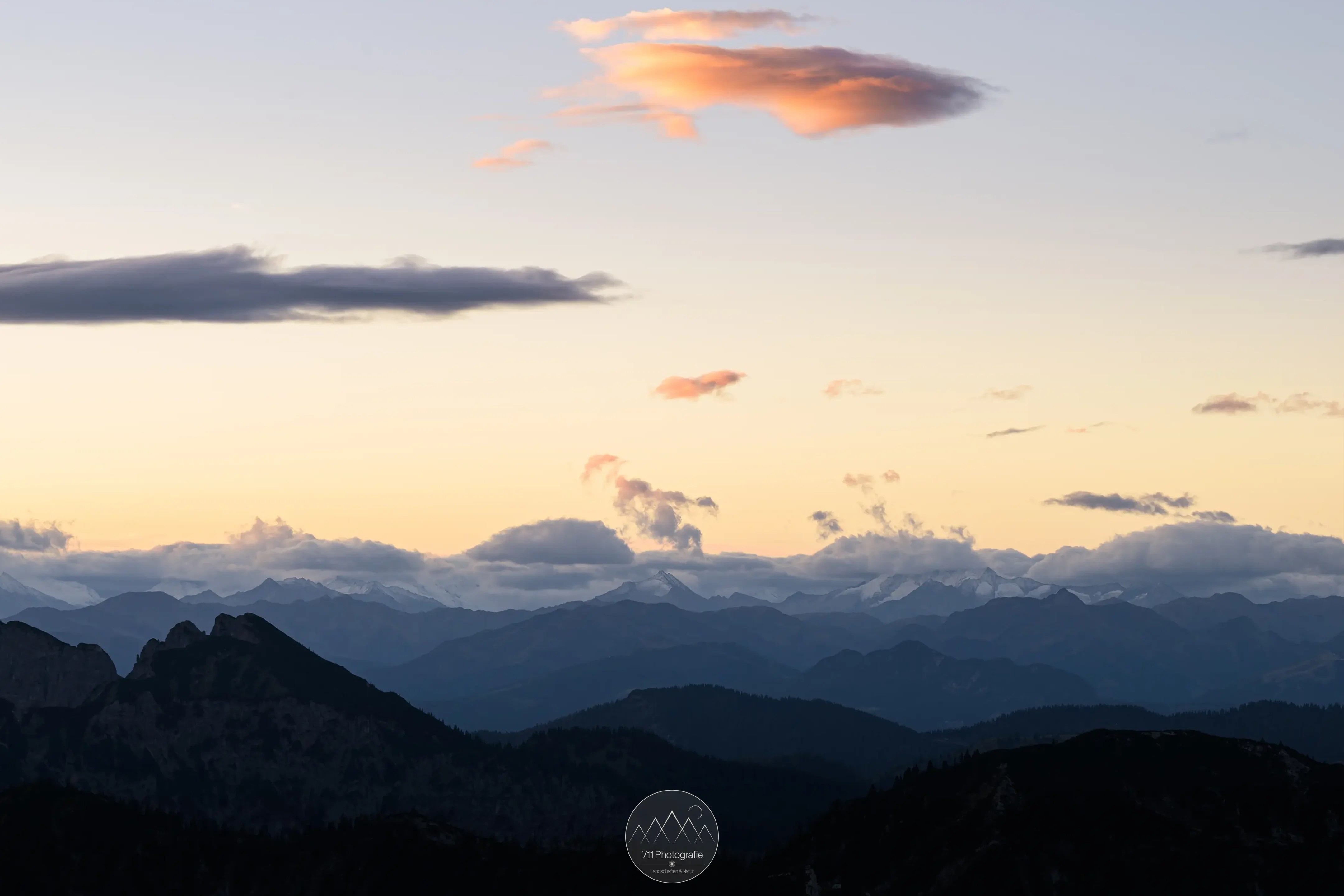 Bei gutem Wetter ist der Blick bis weit hinein in österreichischen Alpen möglich. An diesem Morgen hingegen die Gipfel dort im Nebel.