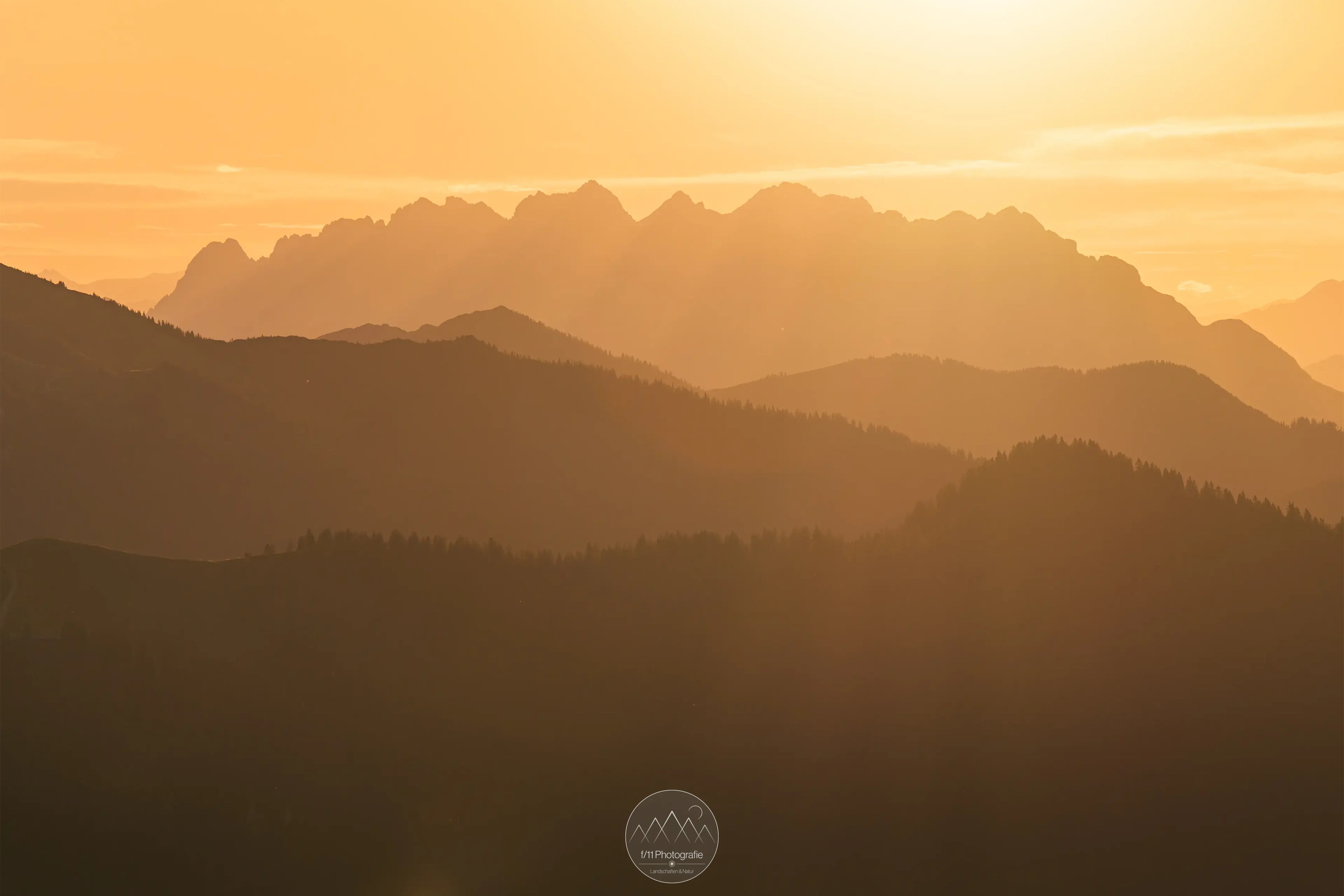 Die Sonne geht über dem Wilden Kaiser auf. Gerade wenn die Sonne über die Gipfel steigt, ergeben sich tolle Motive.