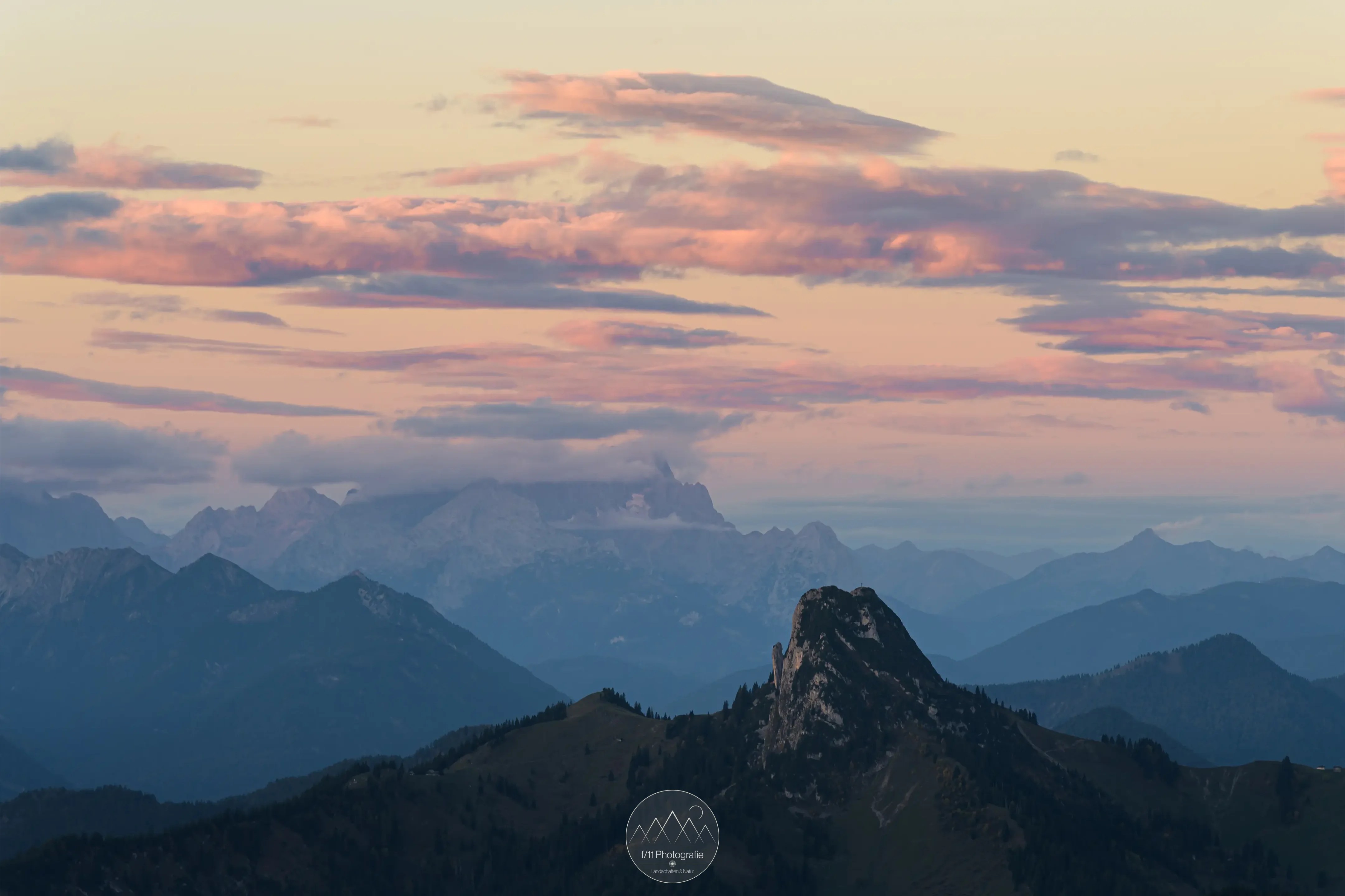 Vorbei an Ross- und Buchstein geht der Blick zur Zugspitze. Auch vom Wallberg hat man einen grandiosen Blick auf Deutschlands höchsten Berg.