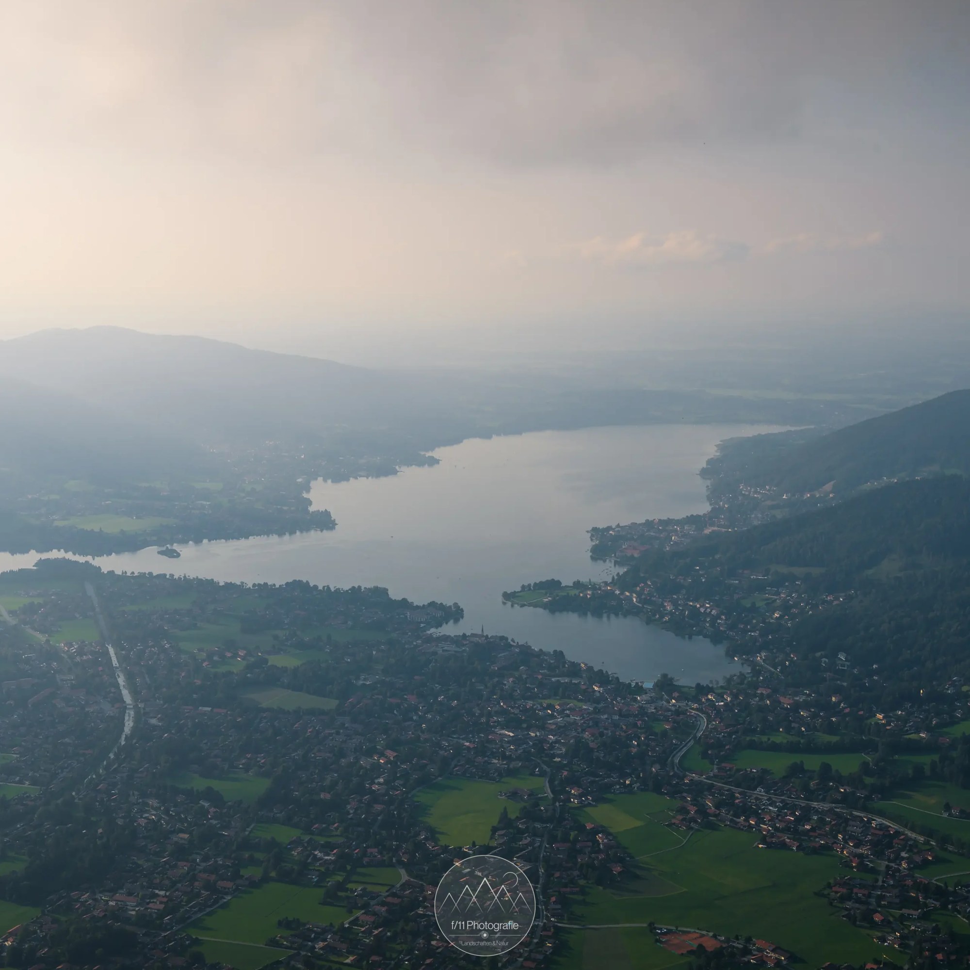 Der Blick zum Tegernsee im Sommer bei einer Tour zum Sonnenuntergang.