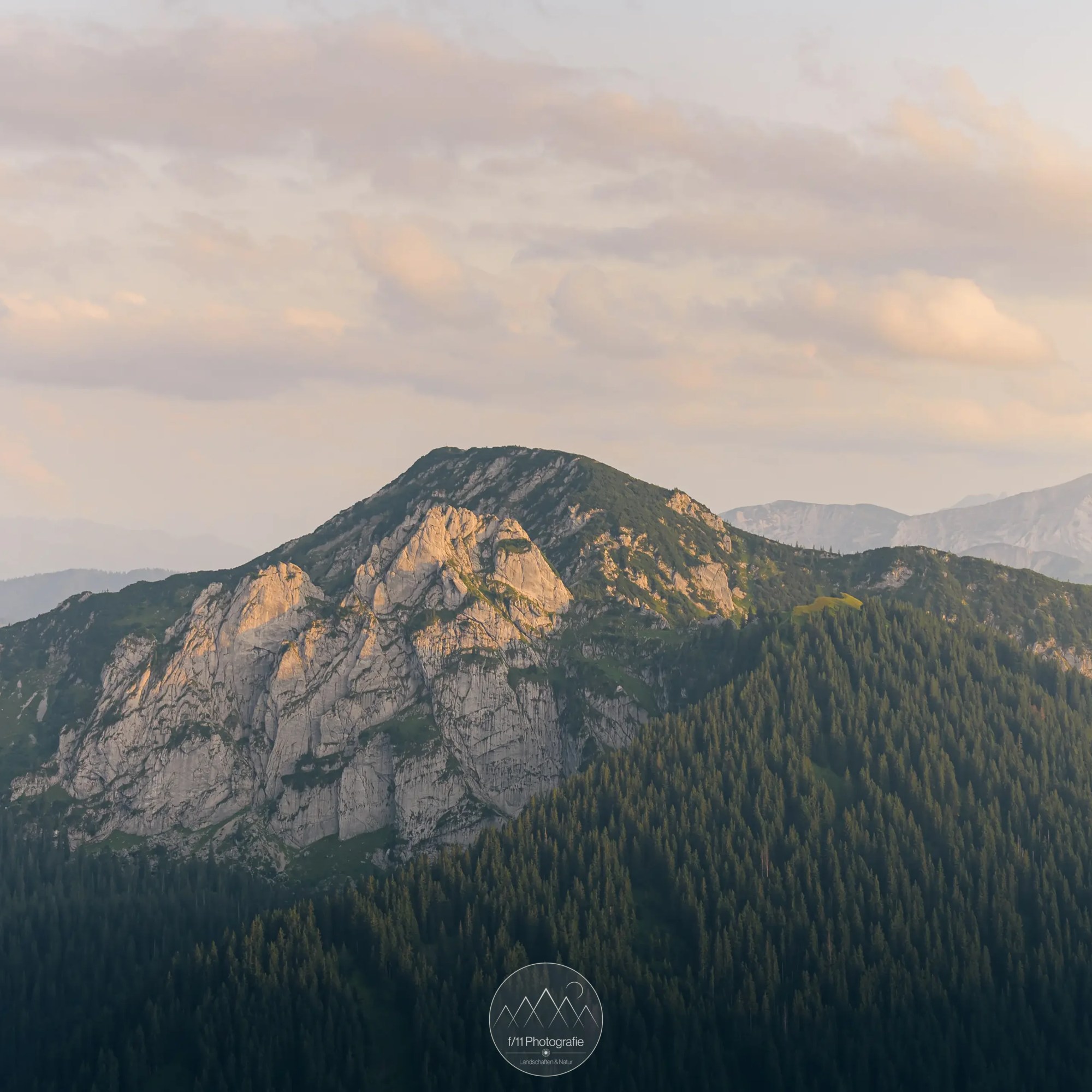Sanftes Abendlicht an den umliegenden Gipfeln um den Wallberg.
