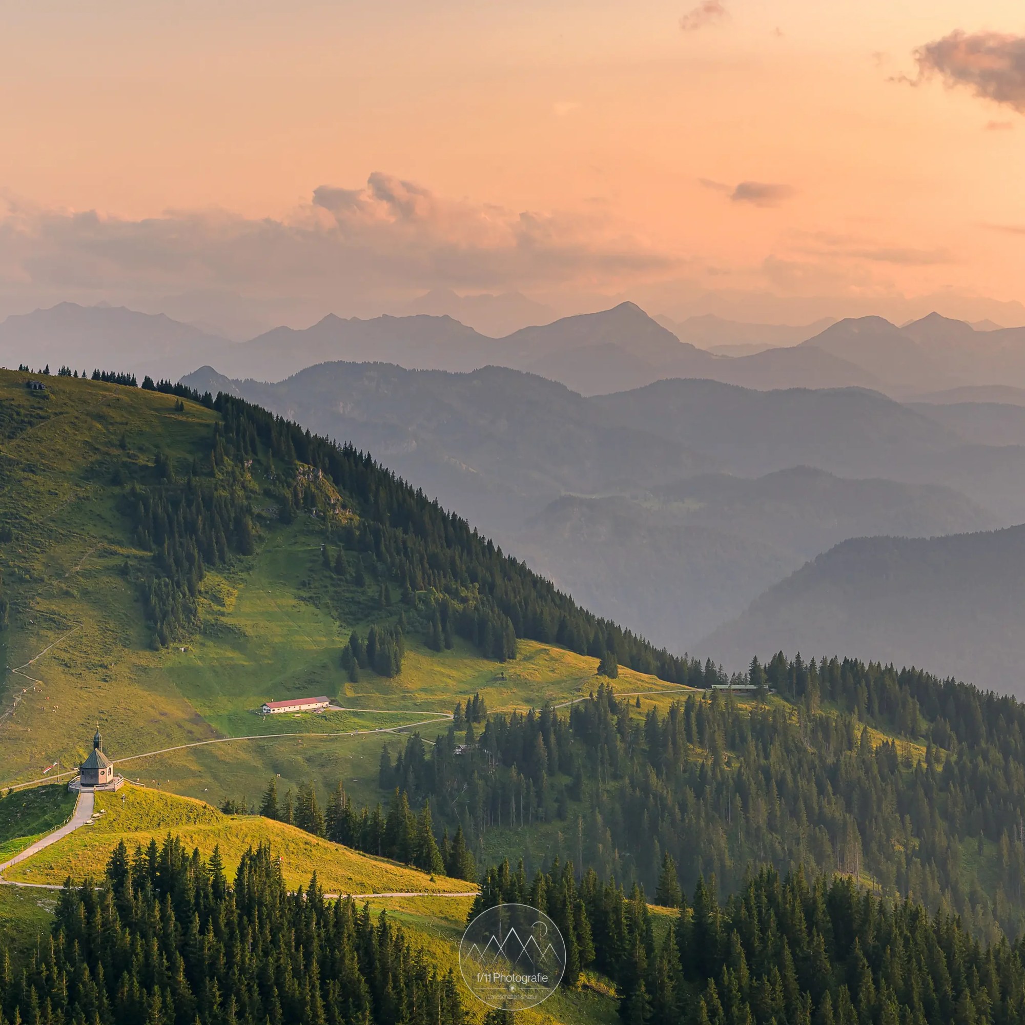 Der Ausblick vom Wallberg zum Sonnenuntergang ist ebenso schön und grandios wie zum Sonnenaufgang. Hier an einem leicht dunstigen Sommerabend.