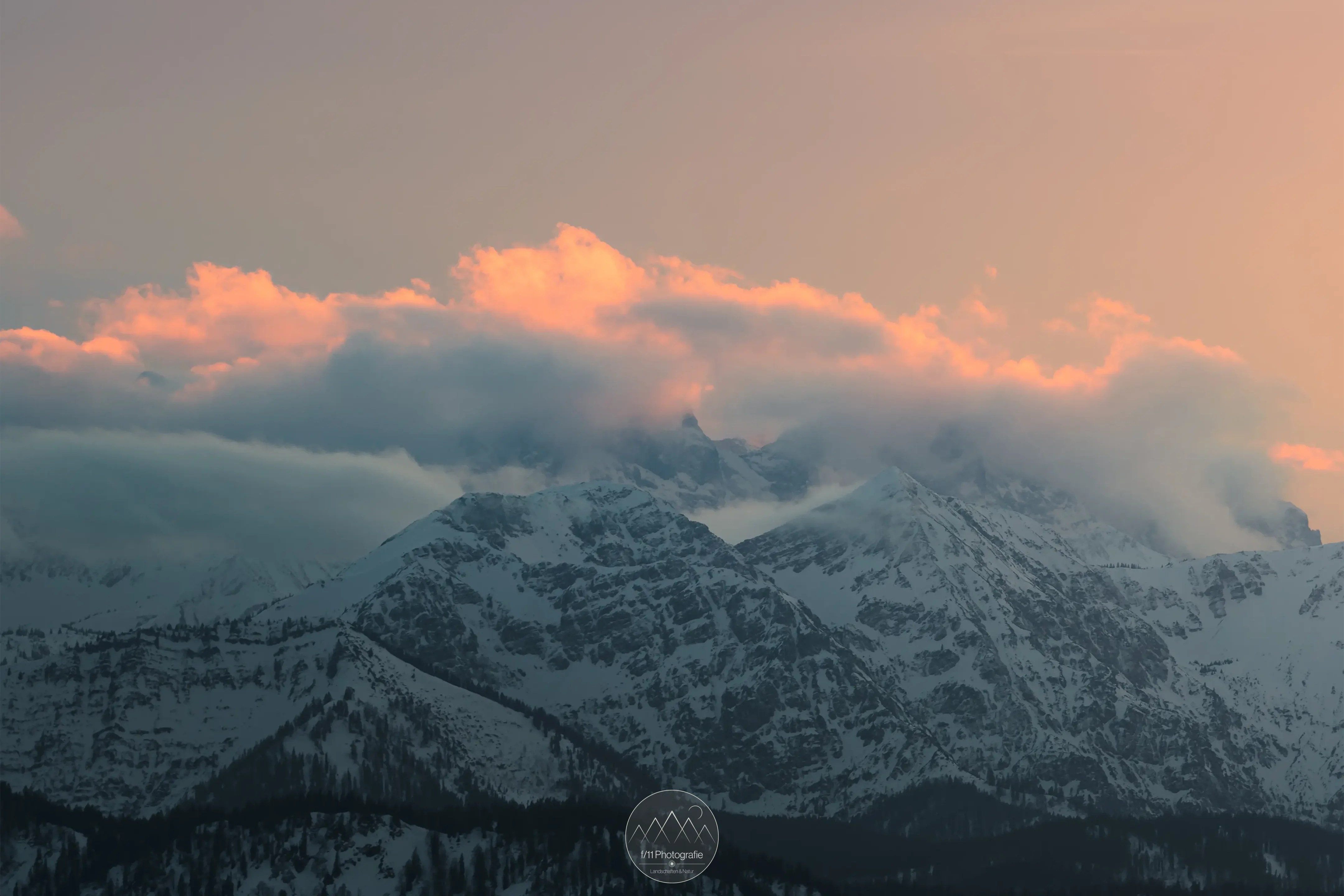 Die Gipfel im Karwendelgebirge waren von Wolken verdeckt, die das letzte Sonnenlicht einfingen