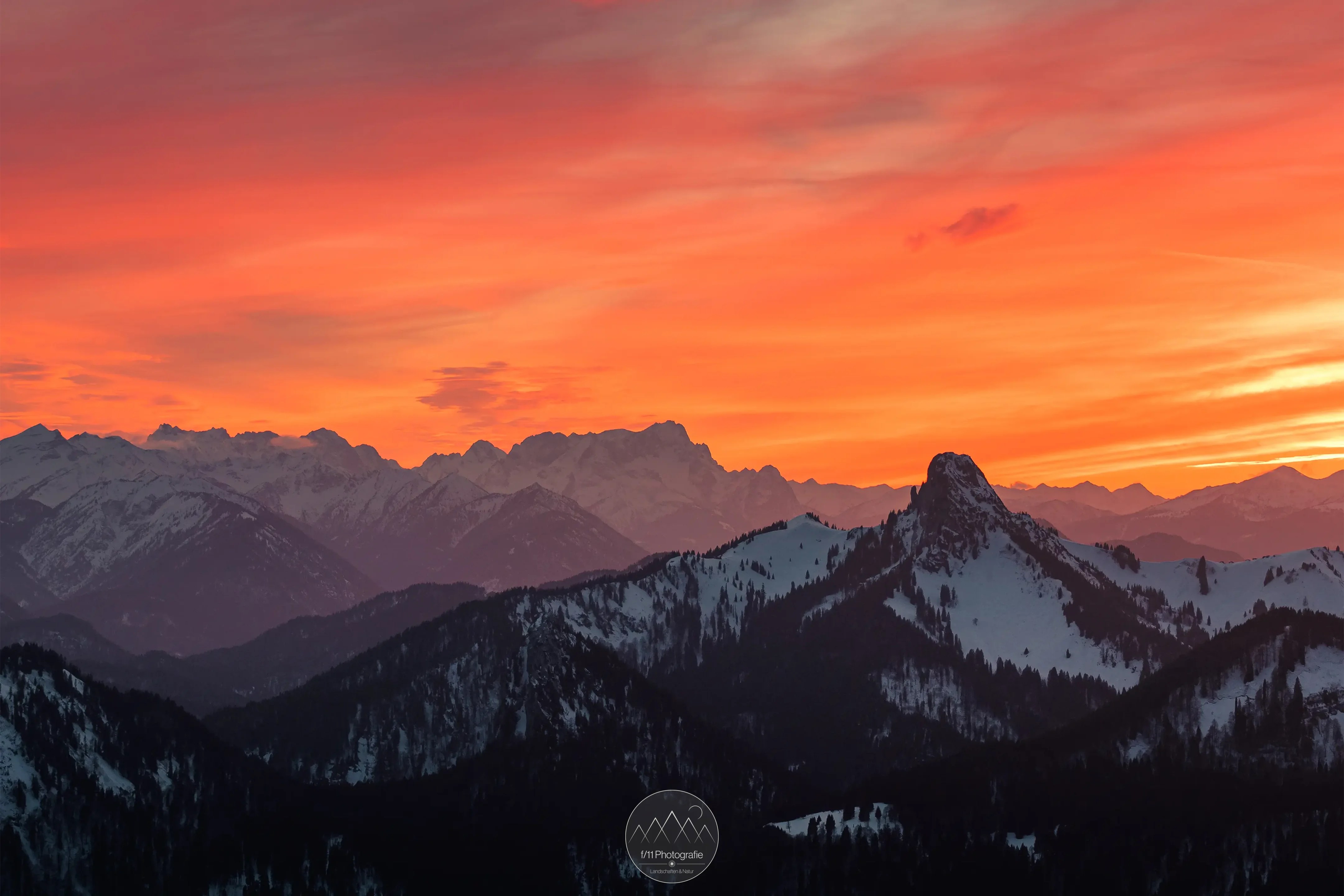 Die Gipfel im Karwendelgebirge waren von Wolken verdeckt, die das letzte Sonnenlicht einfingen