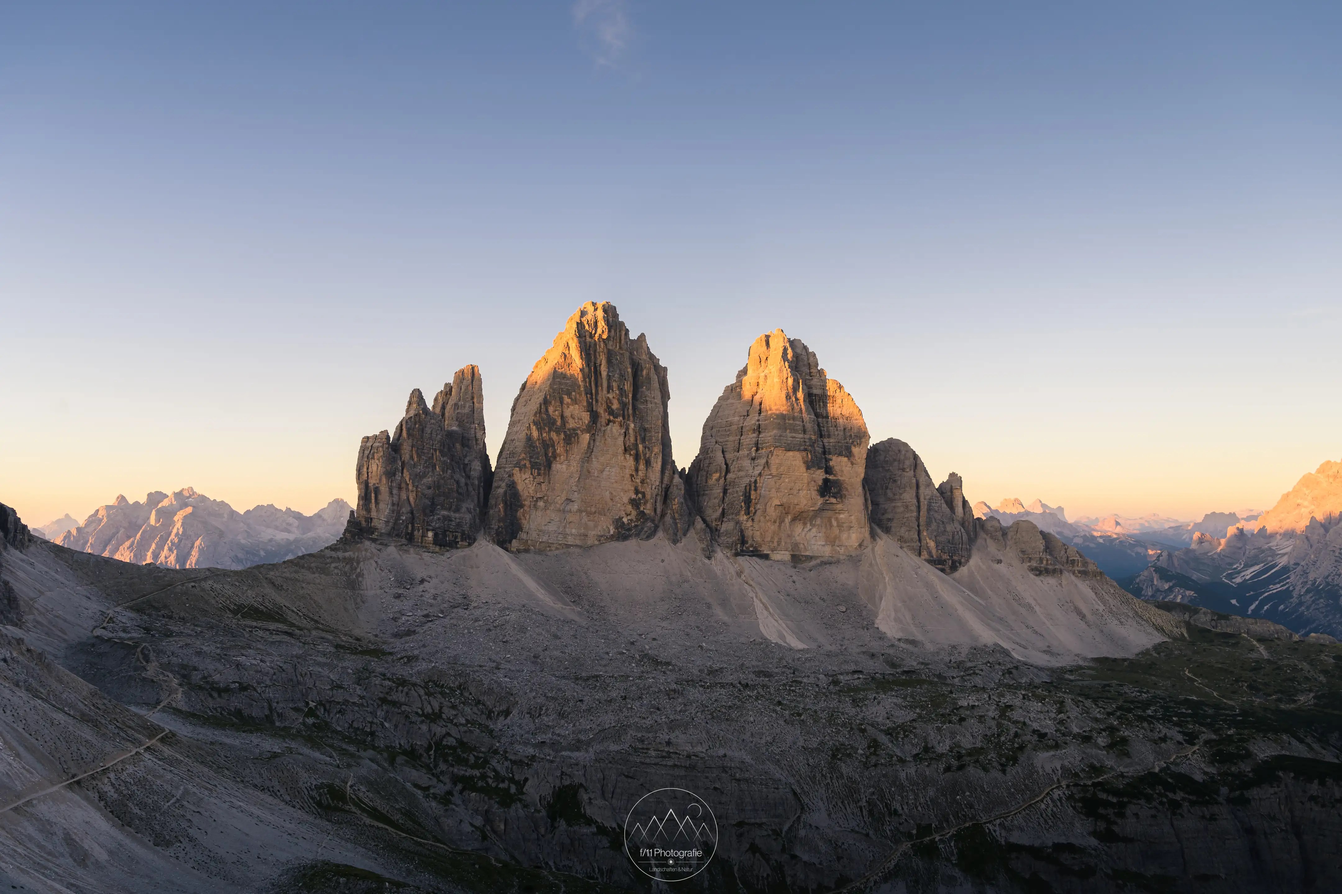Die Drei Zinnen von Norden aus gesehen zu Sonnenaufgang