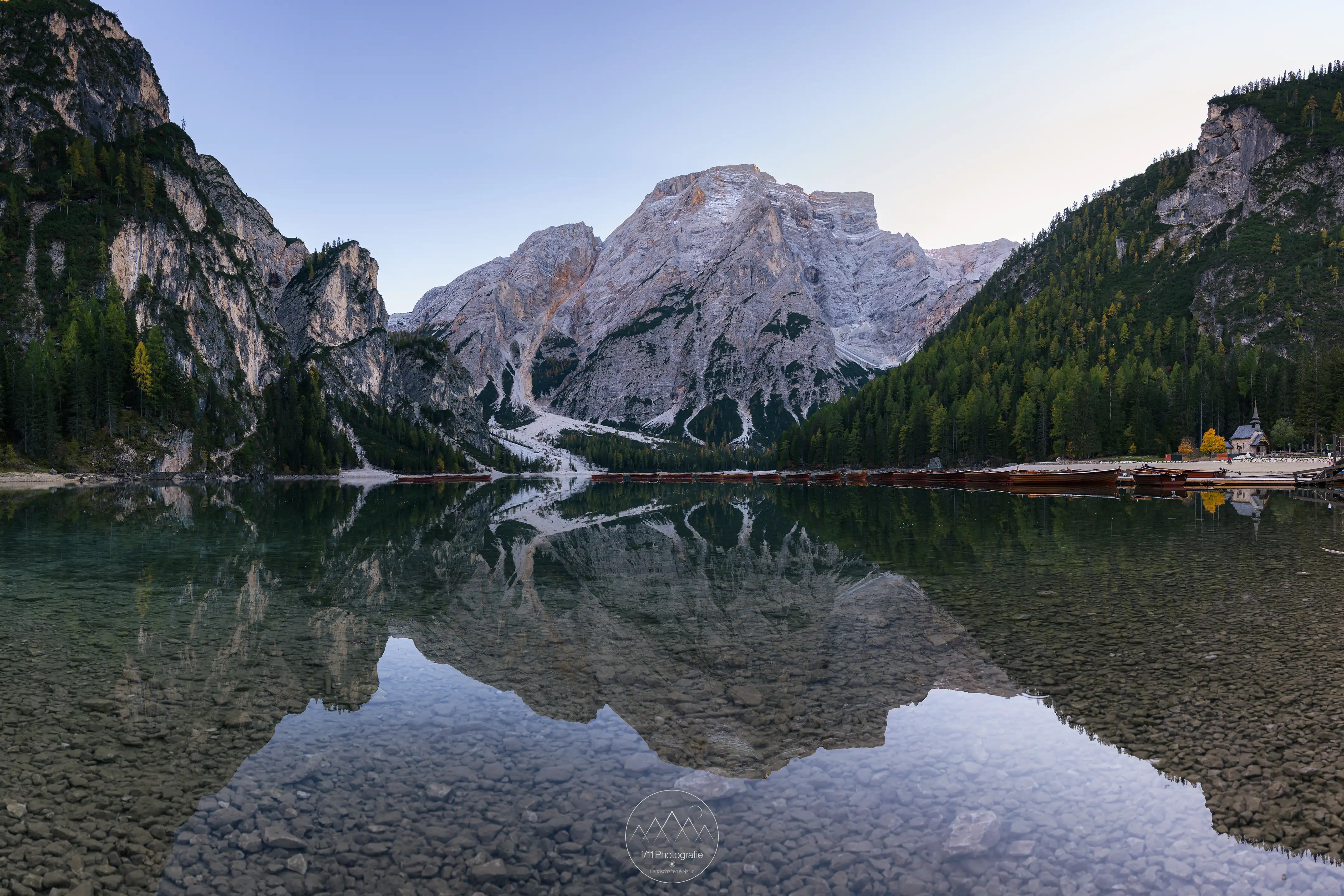 Blick über den Pragser Wildsee zum Seekofel, samt der fotogenen Boote des Bootsverleihs.
