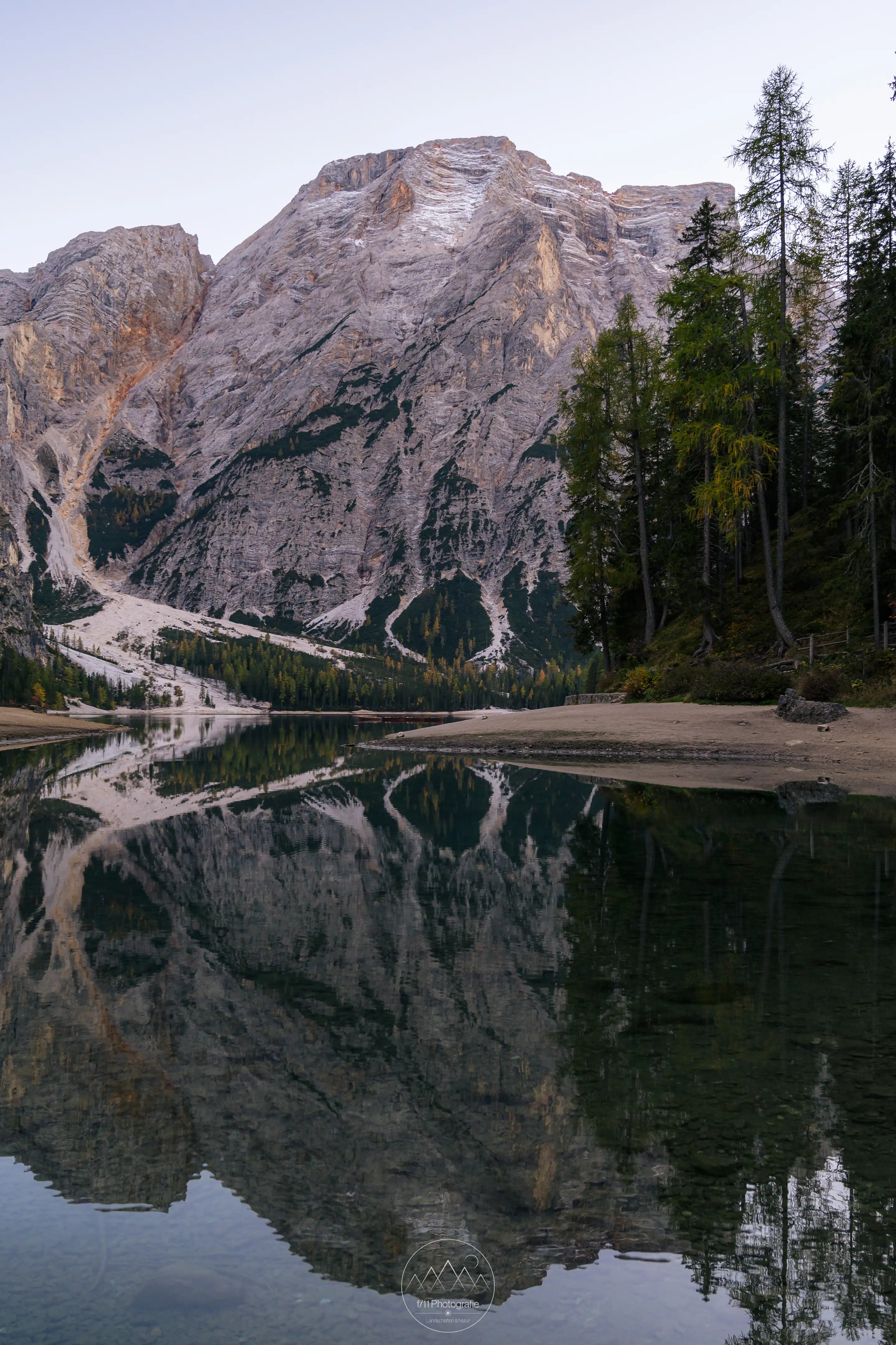Der Blick über den Pragser Wildsee zum Seekofel abseits der bekannten Motive.