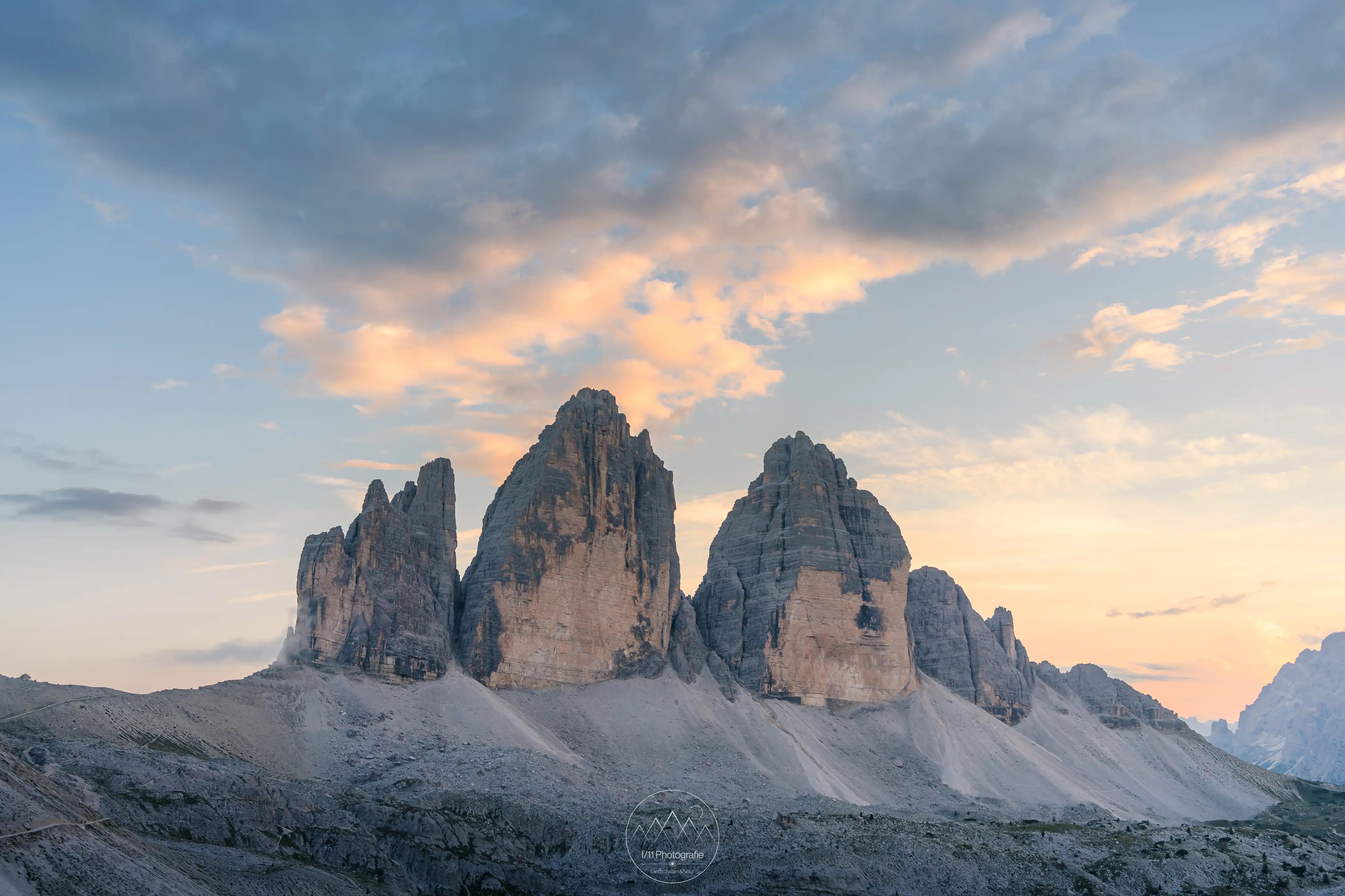 Direkt an der Hütte habt ihr einen schönen Blick auf die Nordwände der Drei Zinnen.