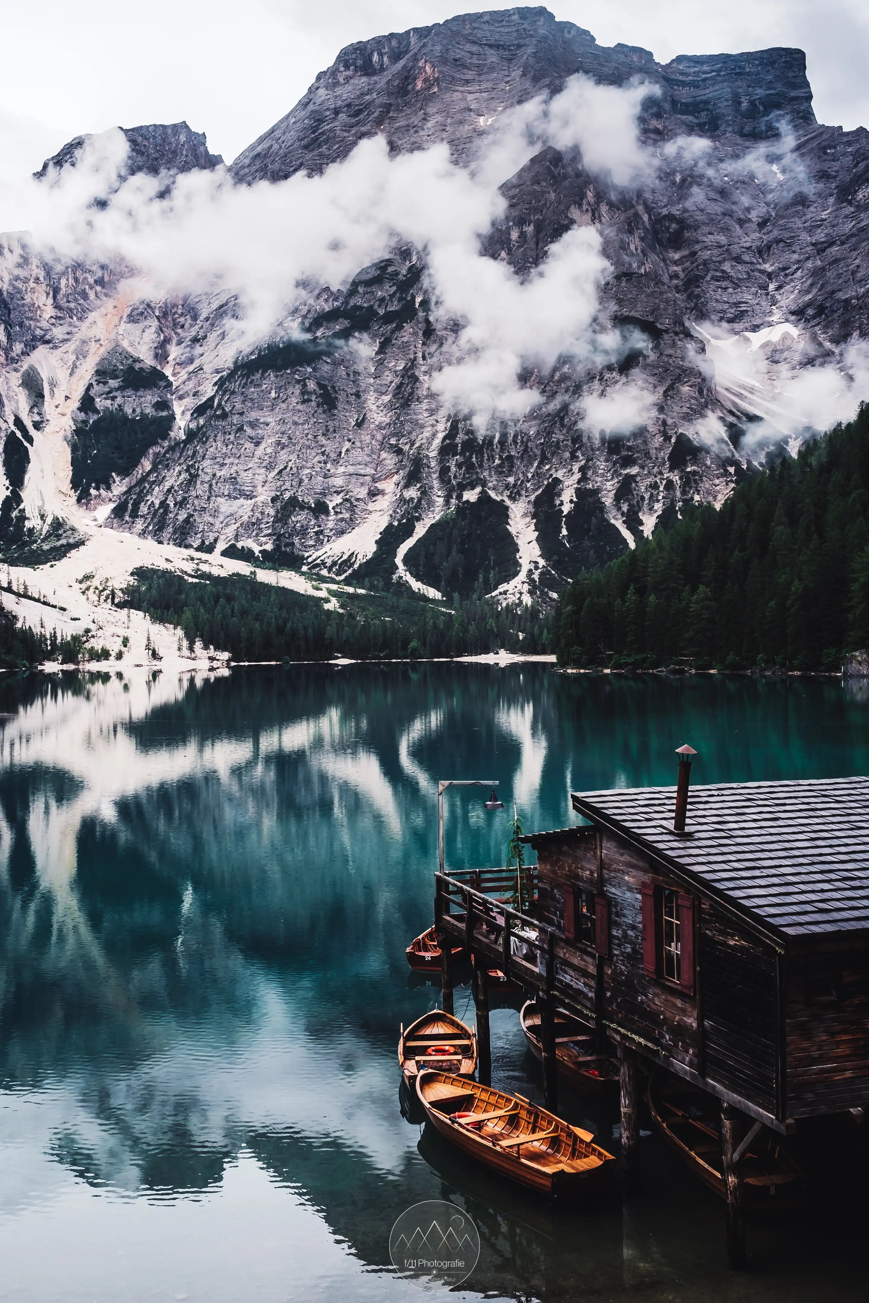 Das klassische Motiv am Pragser Wildsee. Die Hütte des Bootsverleihs und der Blick über den See.