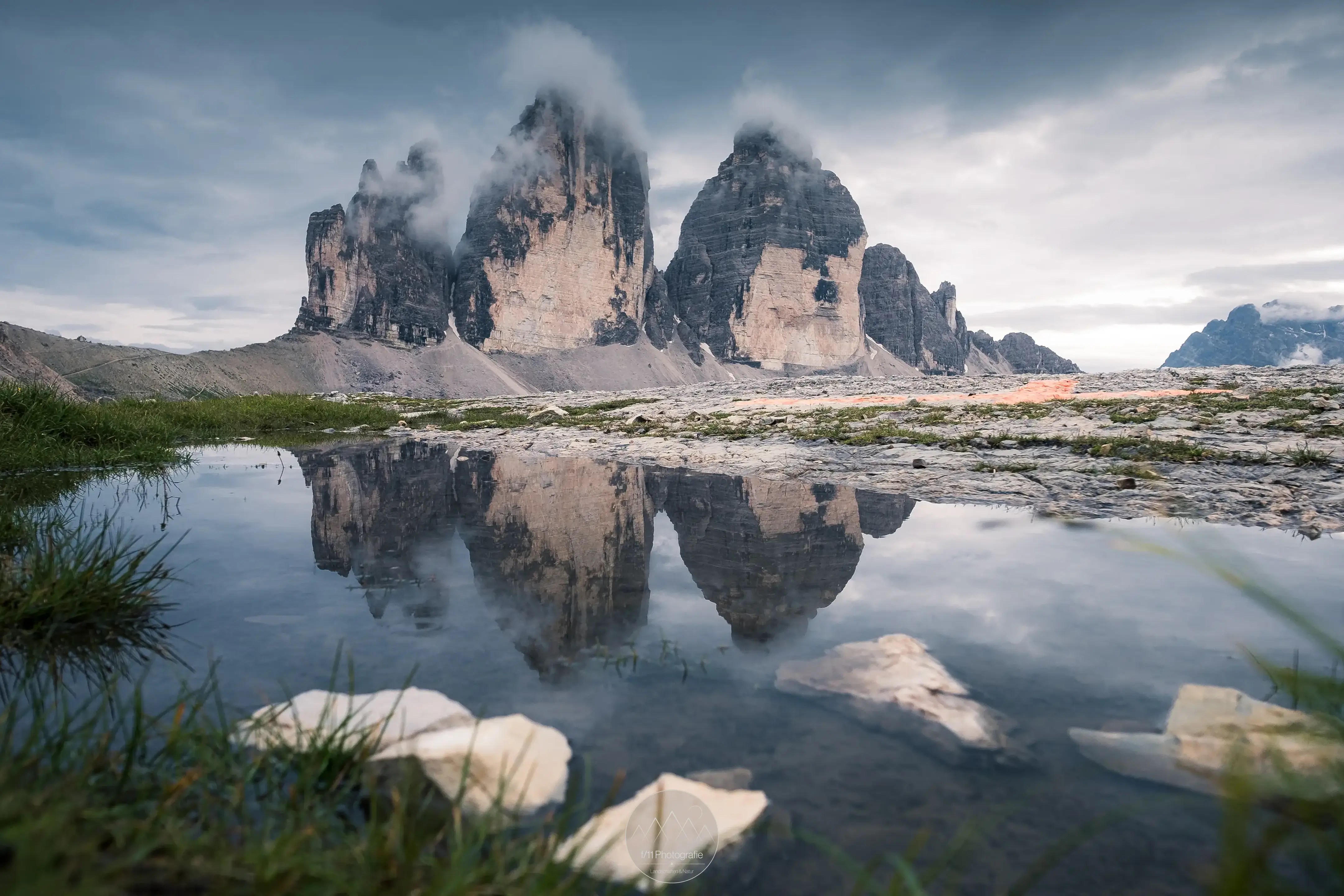 Die Nordseite Drei Zinnen an einem bewölkten und stimmungsvollen Sommertag.