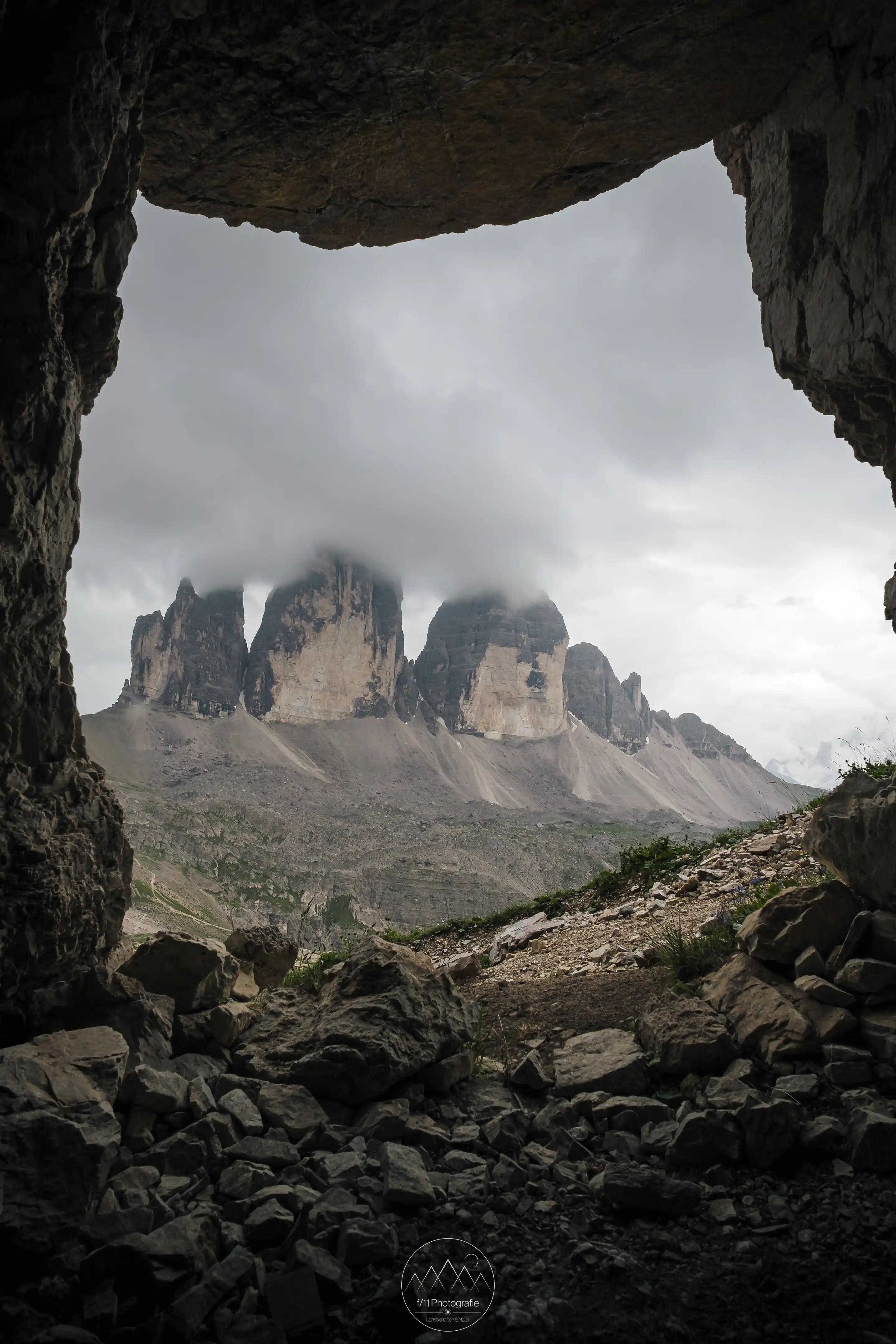 Oberhalb der Drei Zinnen Hütte liefern die kleinen Höhlen im Fels neue Blickwinkel.