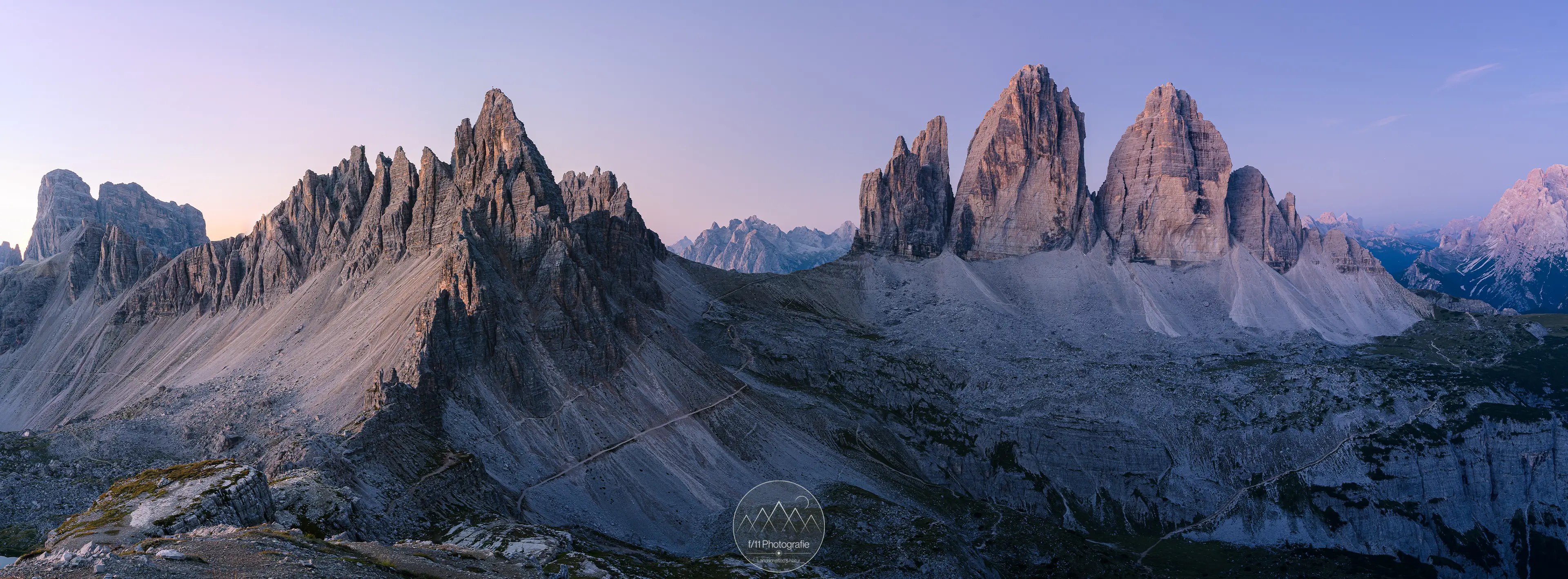Panorama der Drei Zinnen und des Paternkofel zur blauen Stunde.