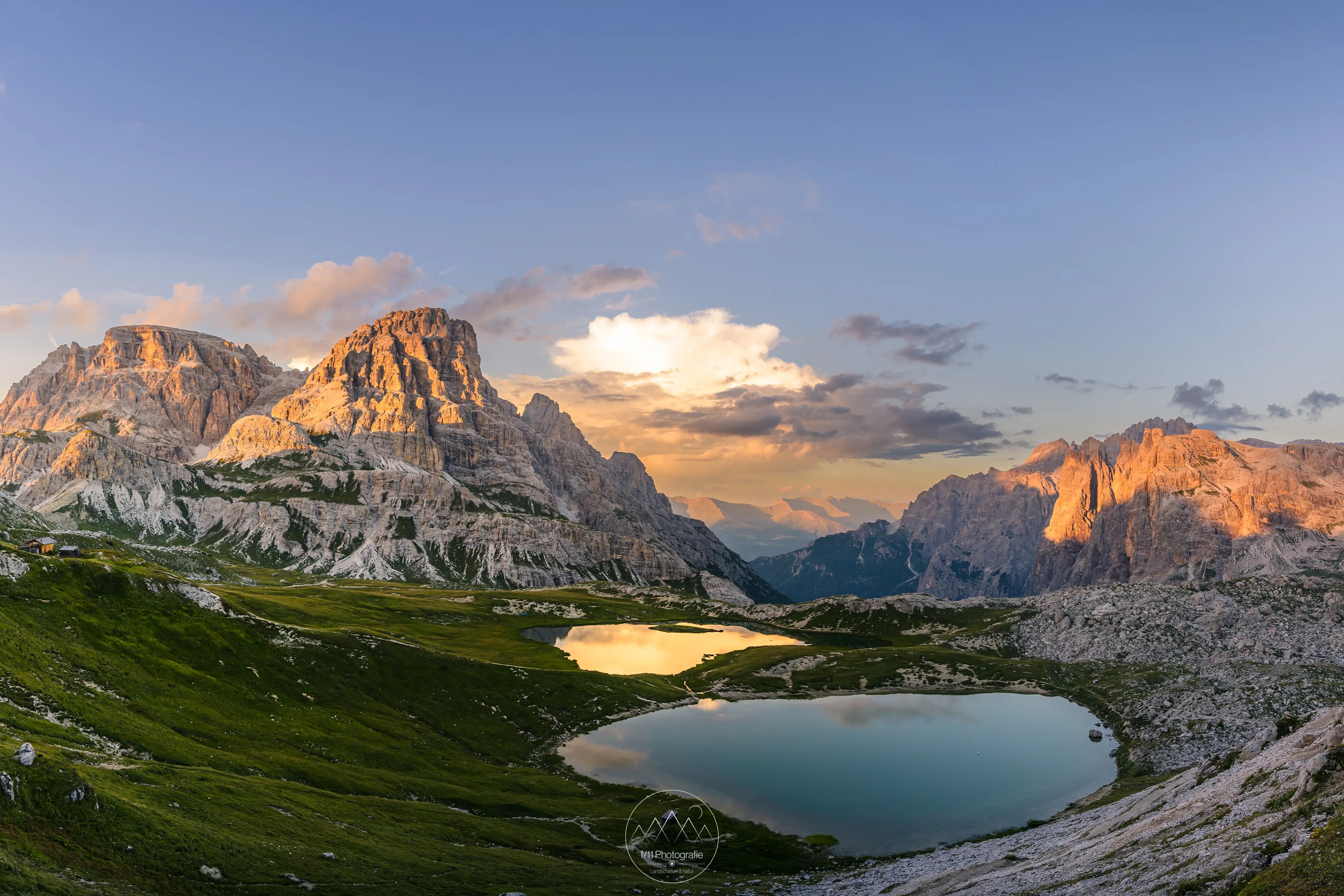Blick auf die Bödenseen an der Drei Zinnen Hütte zu Sonnenuntergang.
