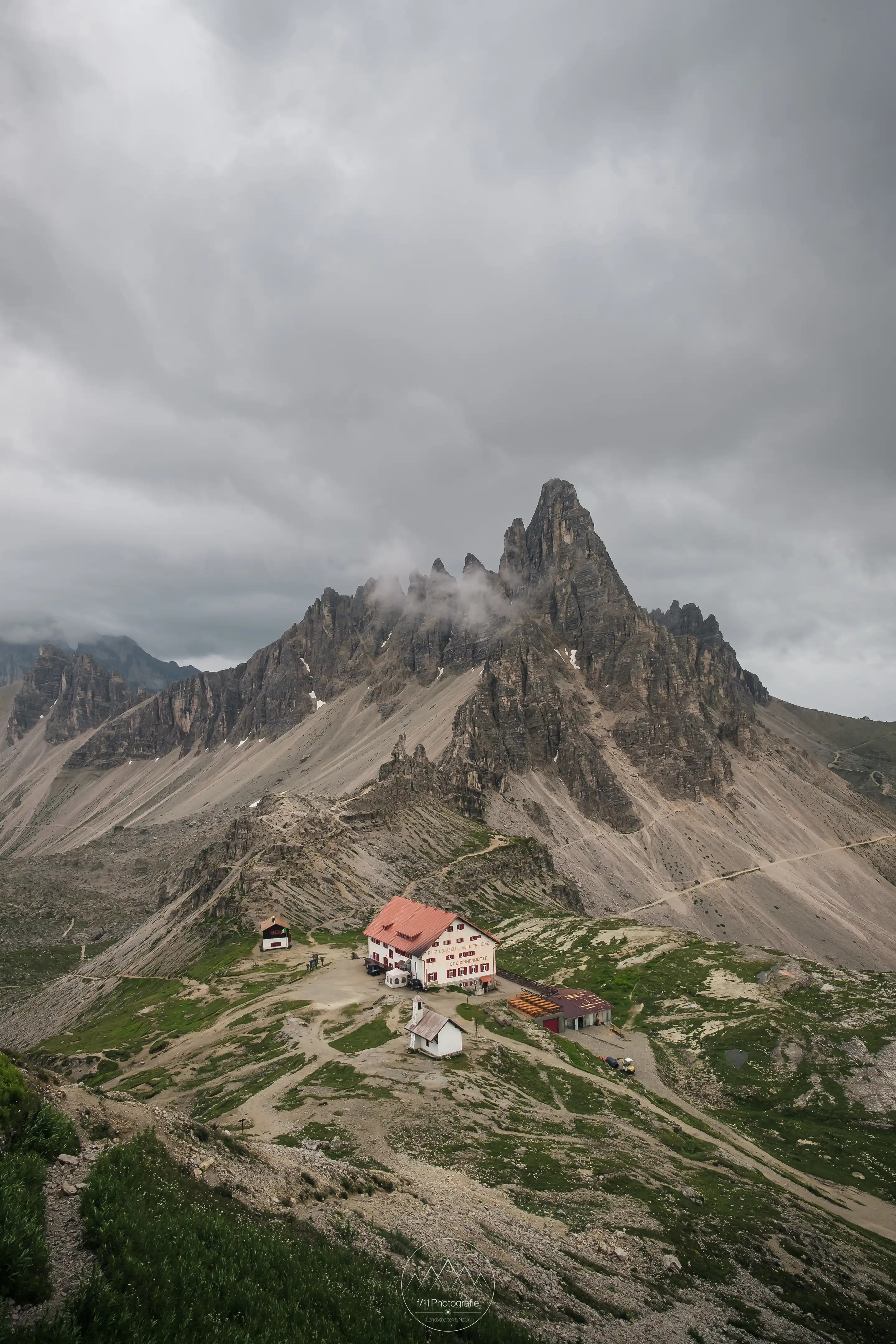 Oberhalb der Drei Zinnen Hütte ergibt sich ein schöner Blick auf den Paternkofel.