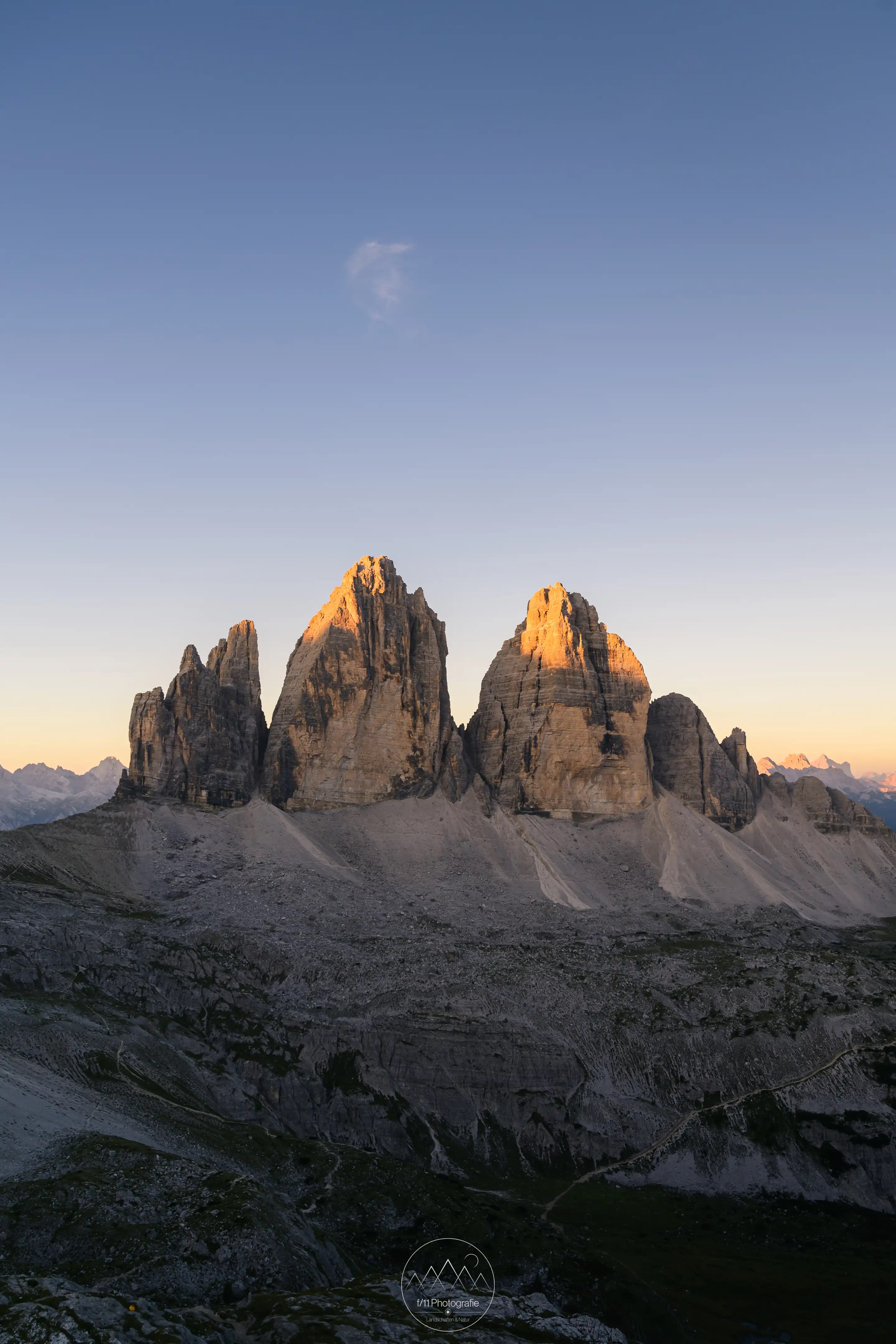 Vom Fotospots am Sextner Stein habt ihr einen besonderen Blick auf die Drei Zinnen.