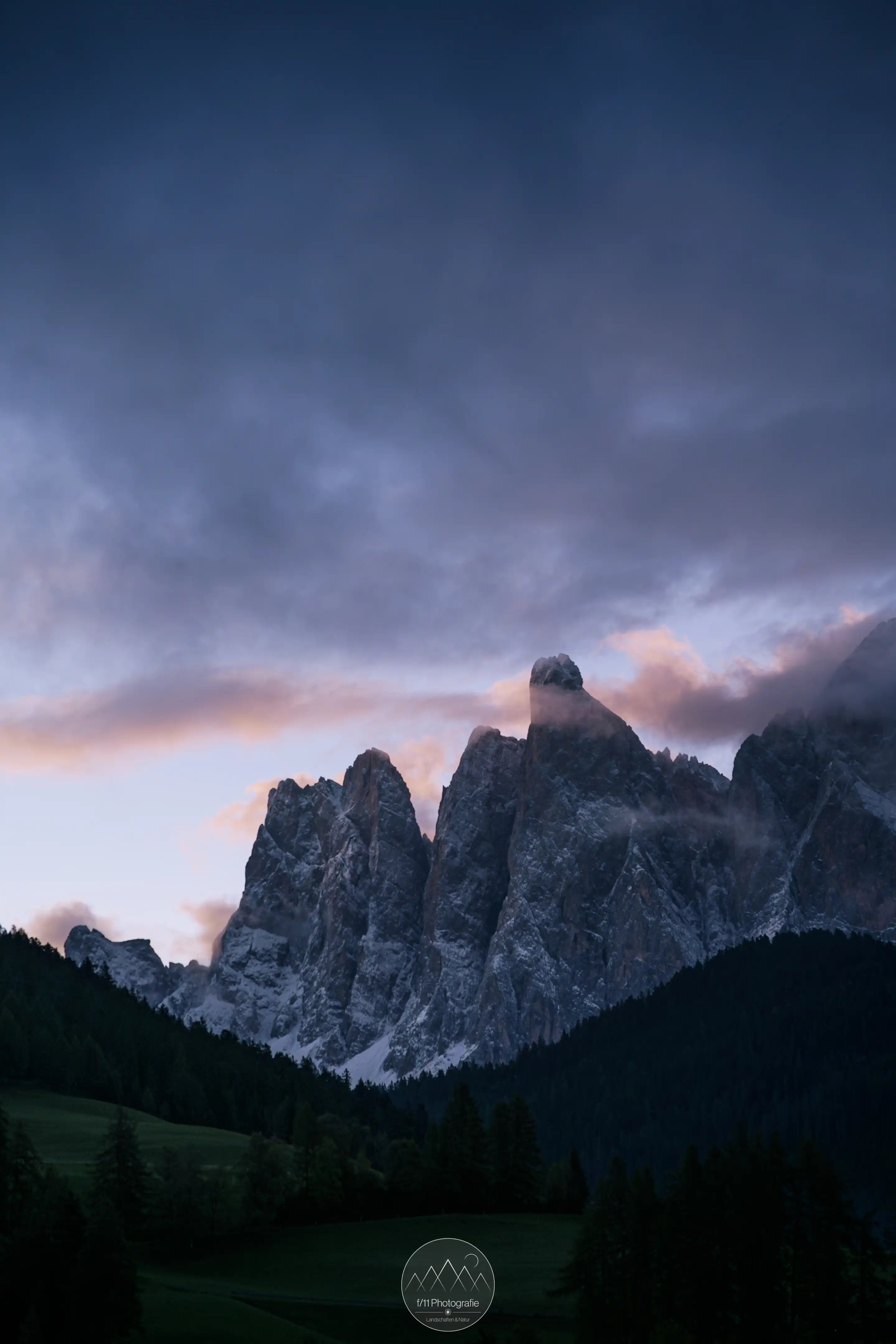 Die Geislerspitzen zur blauen Stunde, gesehen vom Villnösser Tal.