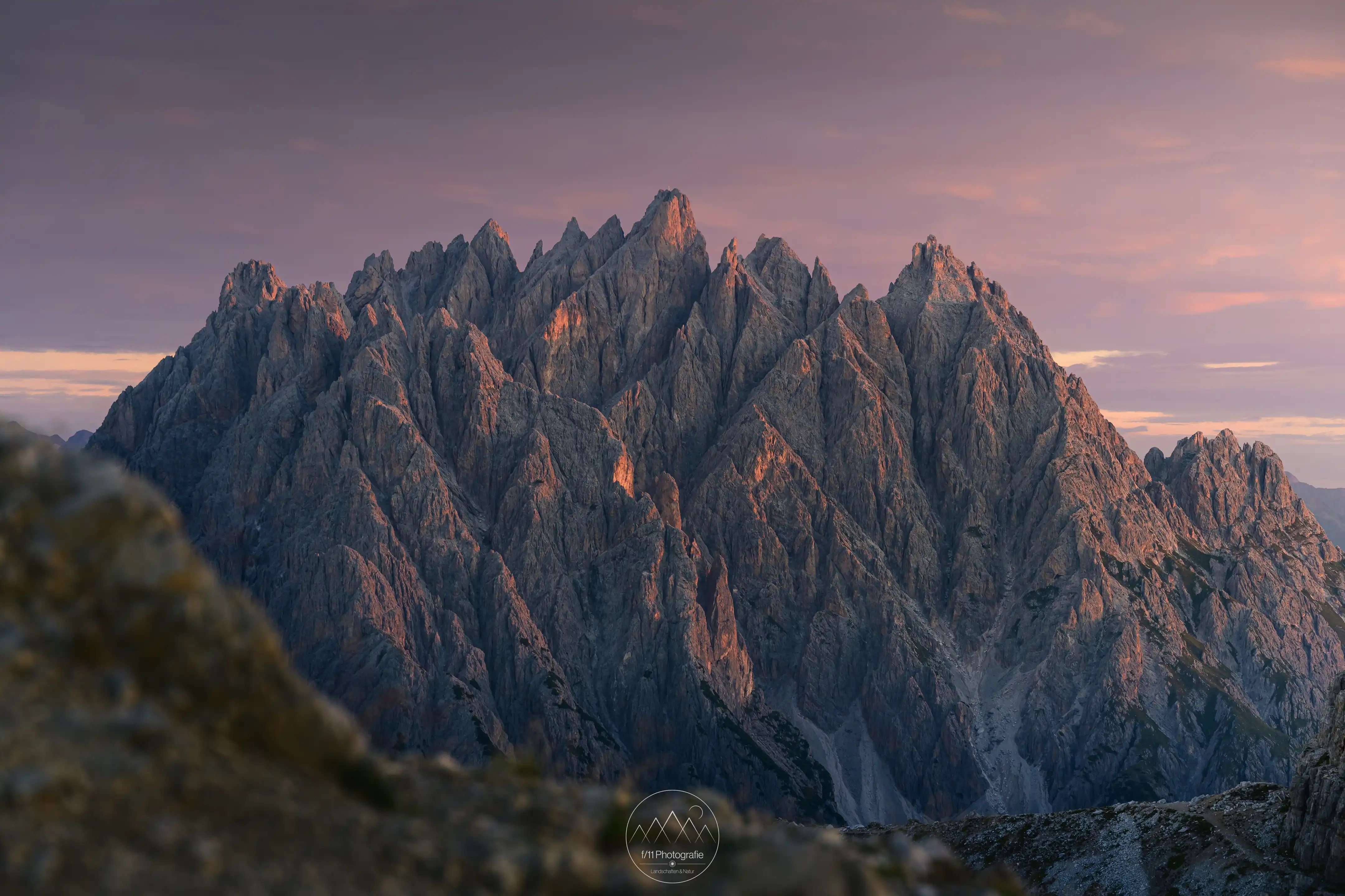 Der Haunold (Rocca dei Baranci) gesehen vom Sextner Stein. Die schroffen Felsspitzen und Gipfel kommen im Morgenlicht besonders zur Geltung.