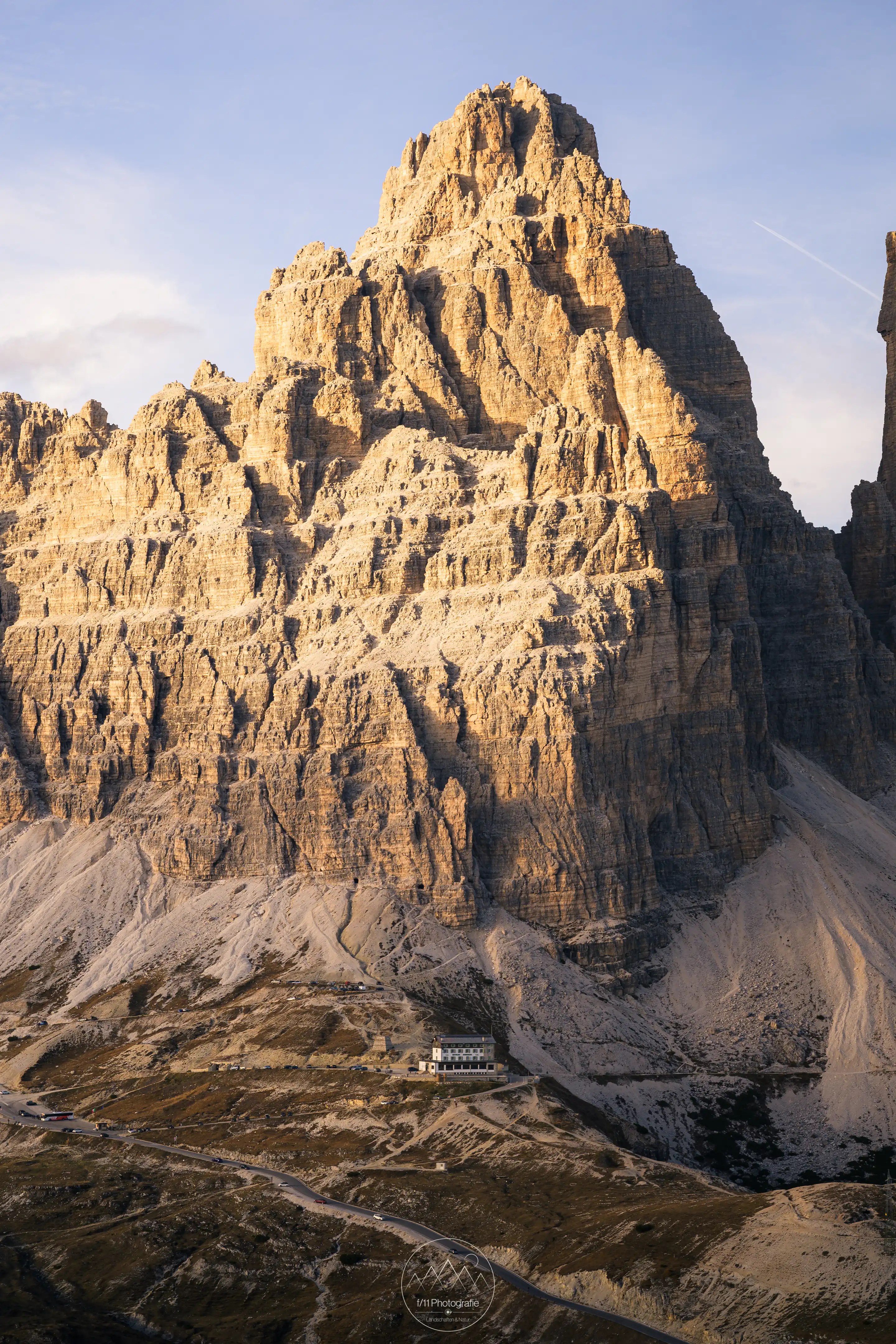 Der Blick auf die Westliche Zinne mit der Auronzo Hütte verdeutlicht eindrucksvoll die Größe der Drei Zinnen.