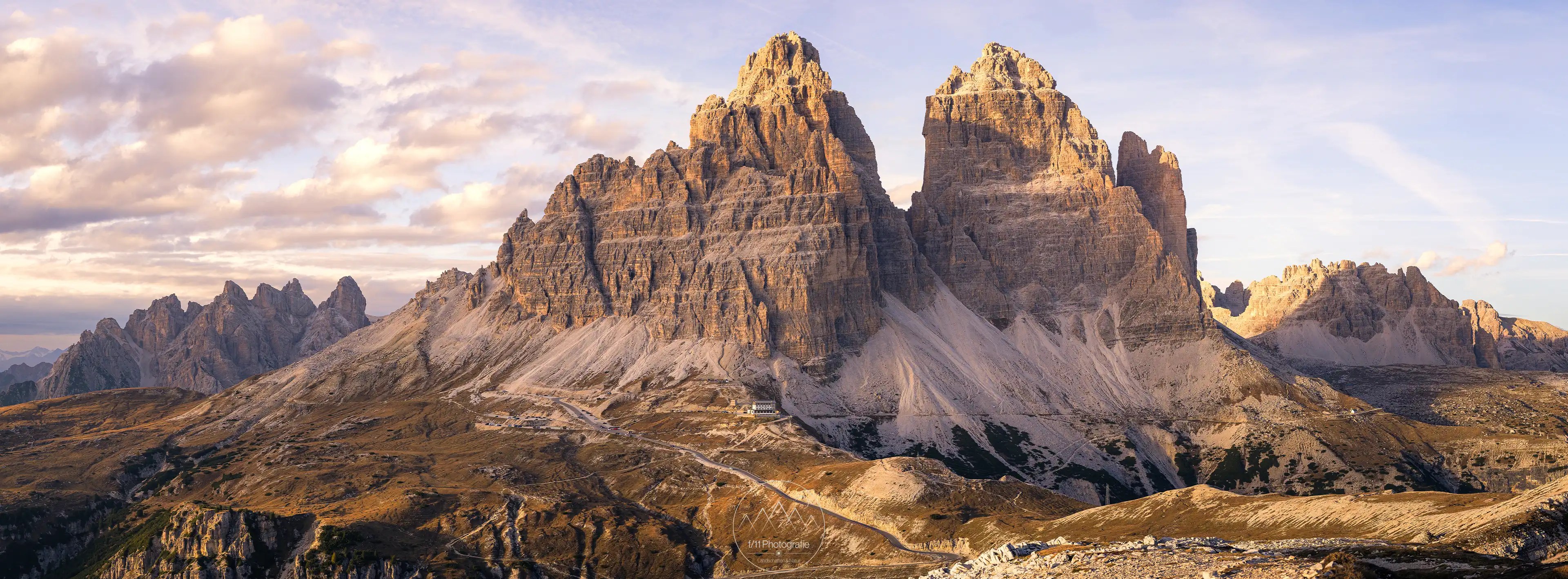 Am Fotospot nahe der Cadini di Misurina eröffnet sich auch ein fantastischer Blick auf die Seite der Drei Zinnen.