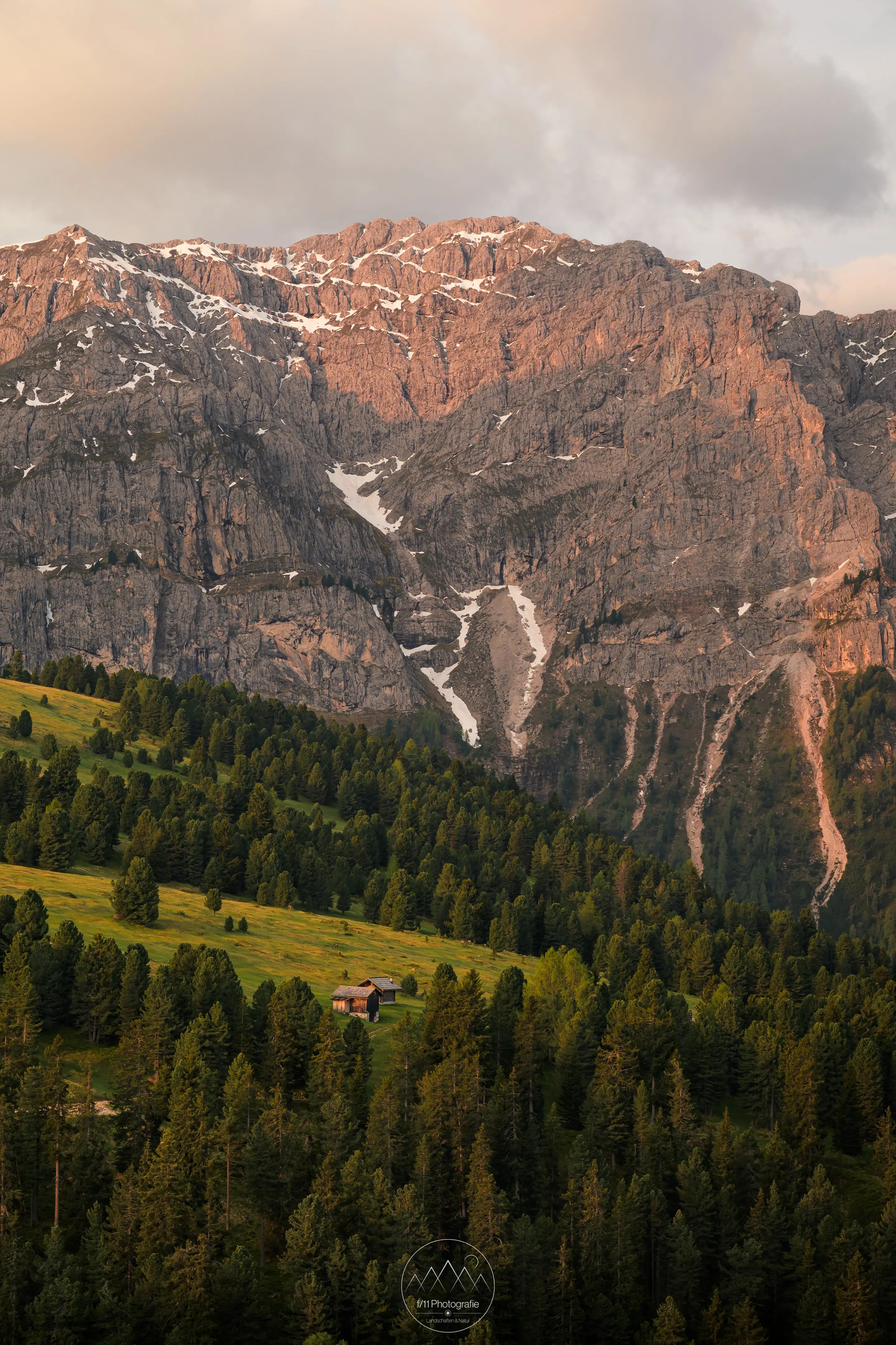 Die Gipfel und Wälder rund um das Würzjoch im sanften Morgenlicht.