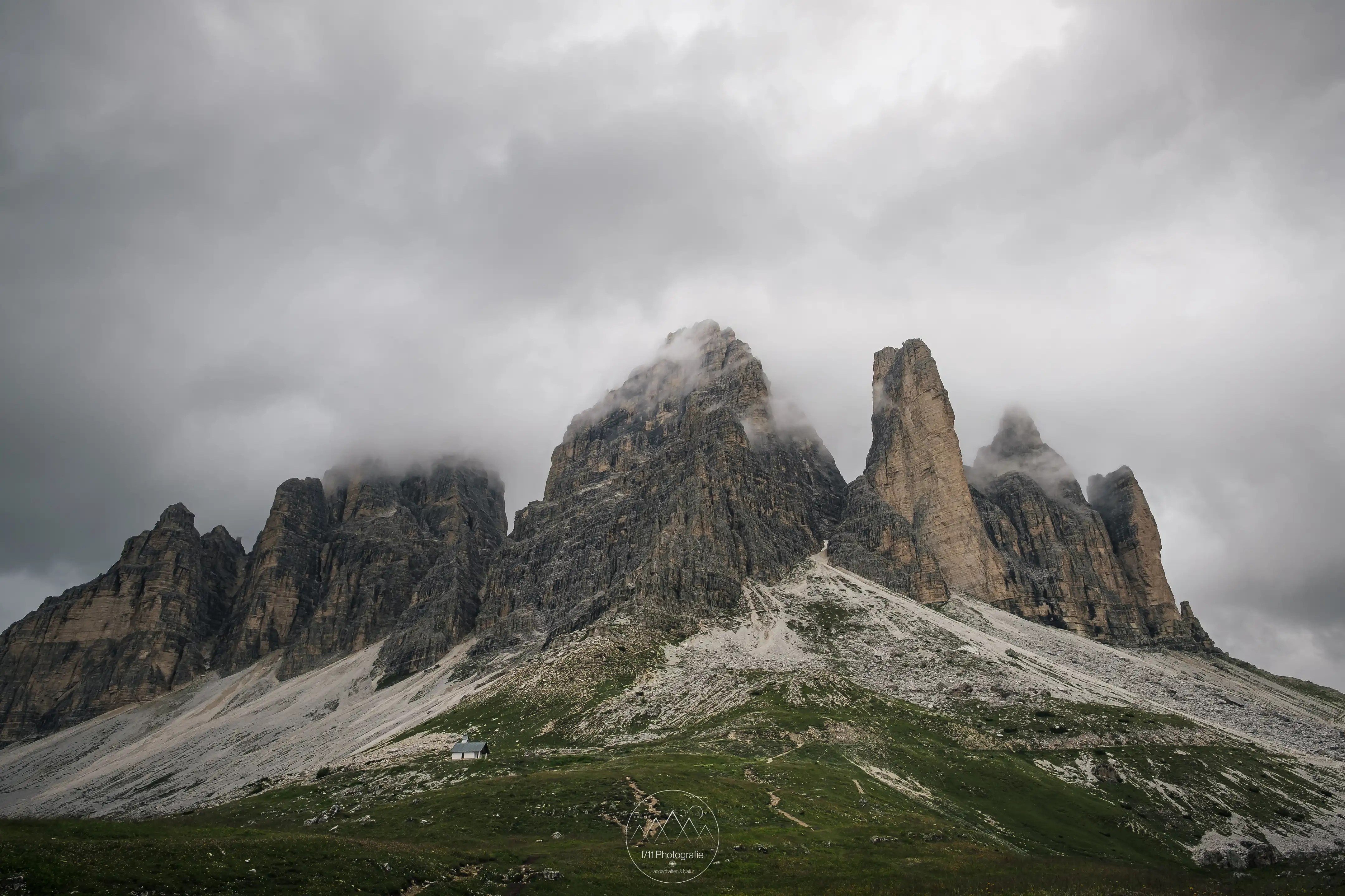 Entlang der Rundwanderung um die Drei Zinnen ergeben sich neue Perspektiven auf die Südseite. Ein Weitwinkelobjektiv ist hier hilfreich.