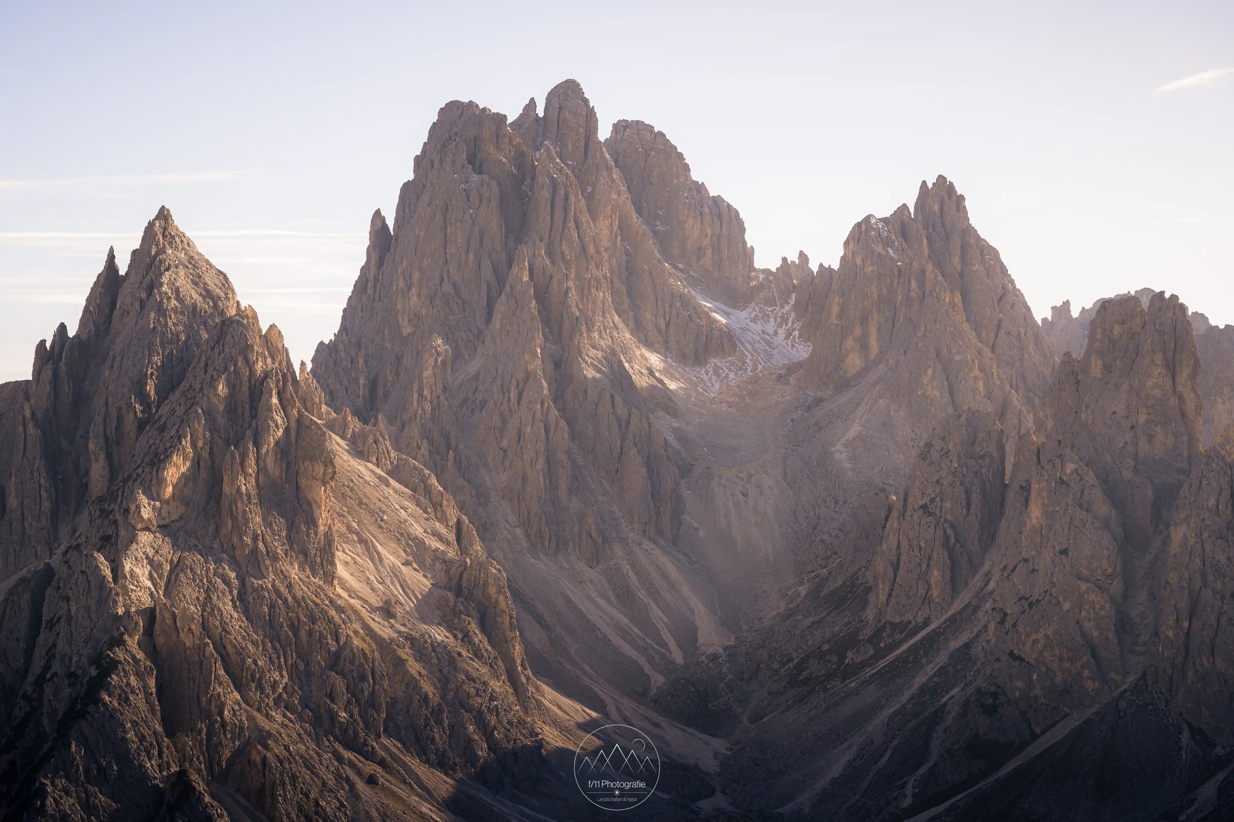 Die Cadini di Musrina mit ihren schroffen Gipfeln sind ein Fotospot an der Südseite der Drei Zinnen.
