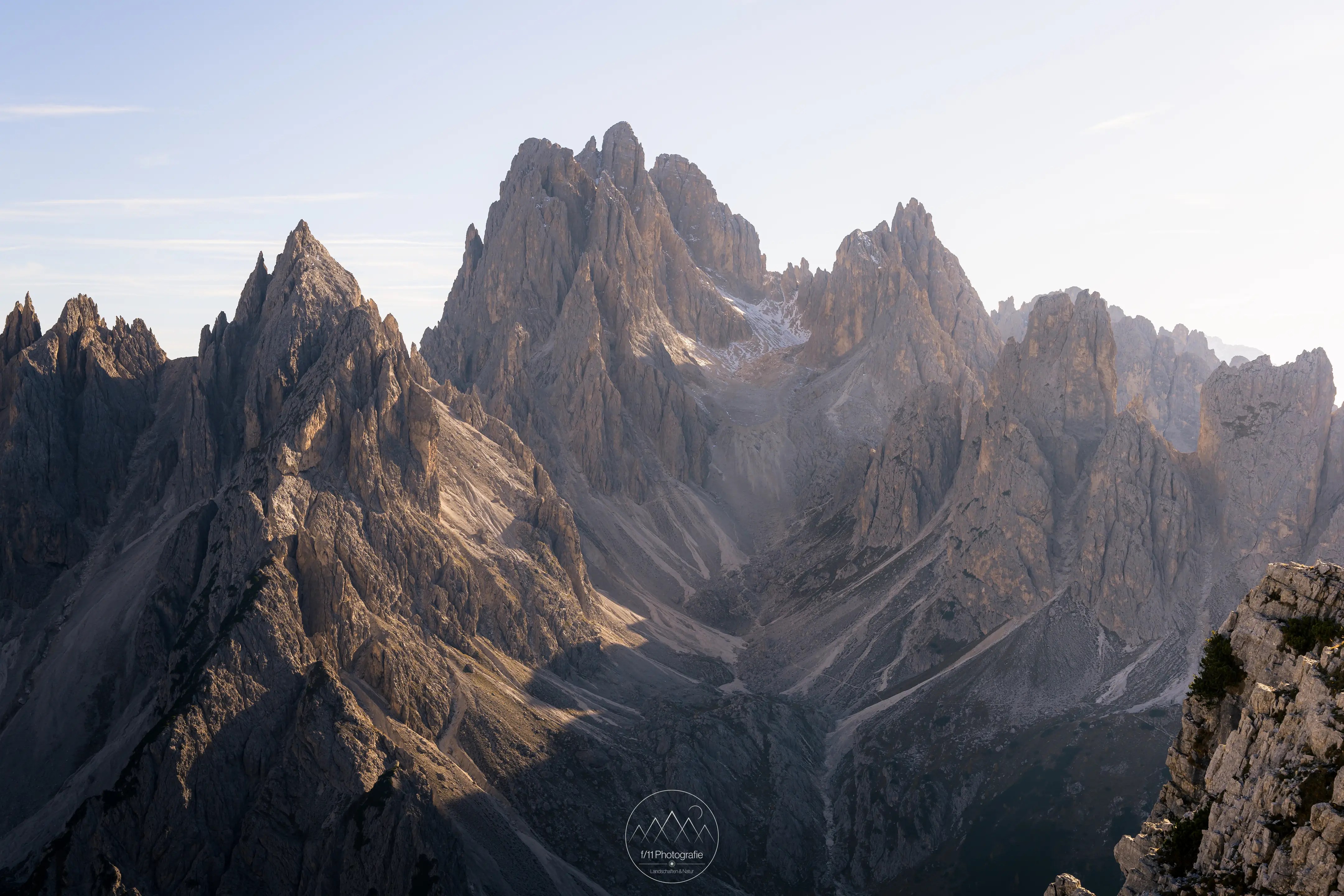 Blick auf die markanten Gipfel der Cadini Misurina im Abendlicht.