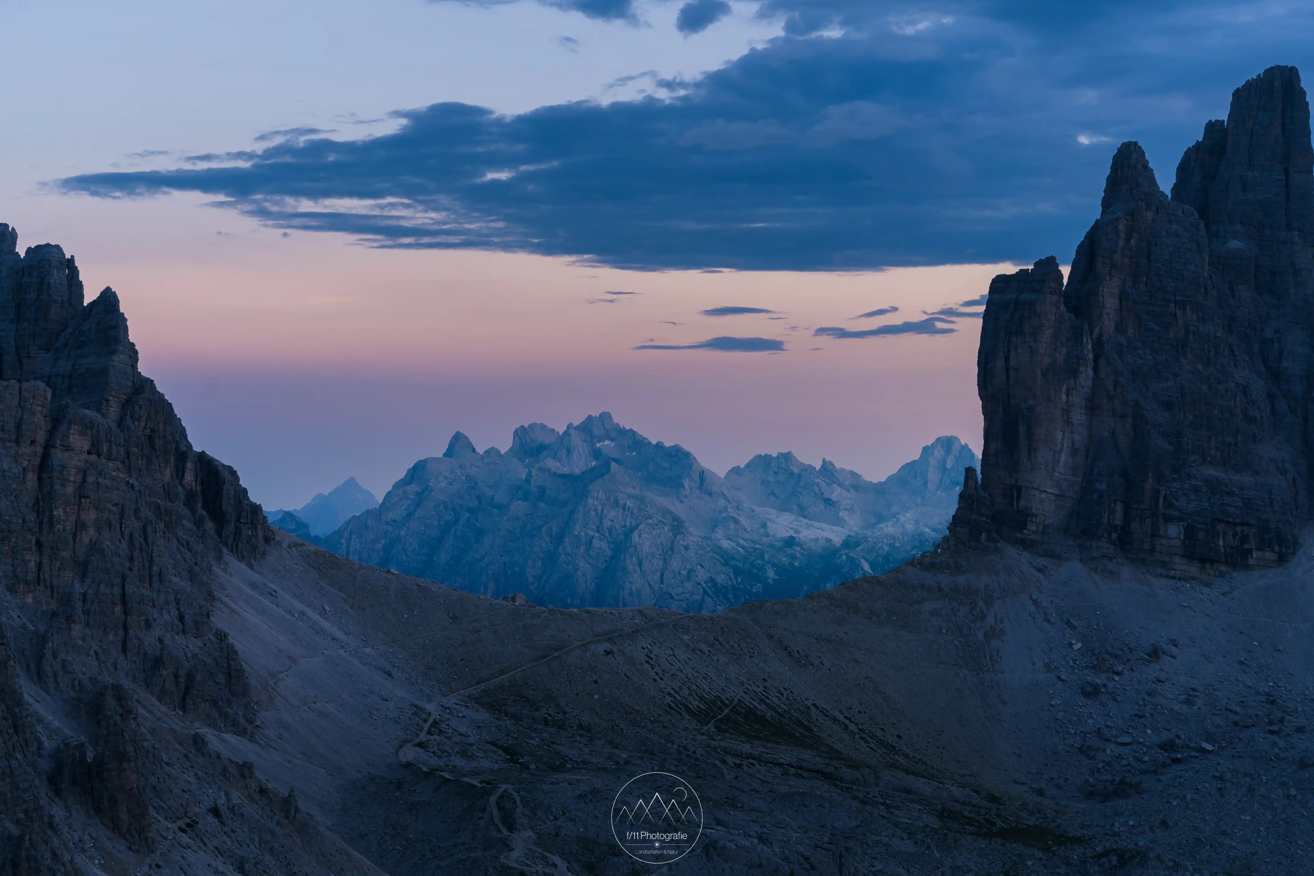 Der Blick zum Paternsattel an den Drei Zinnen zur Blauen Stunde.