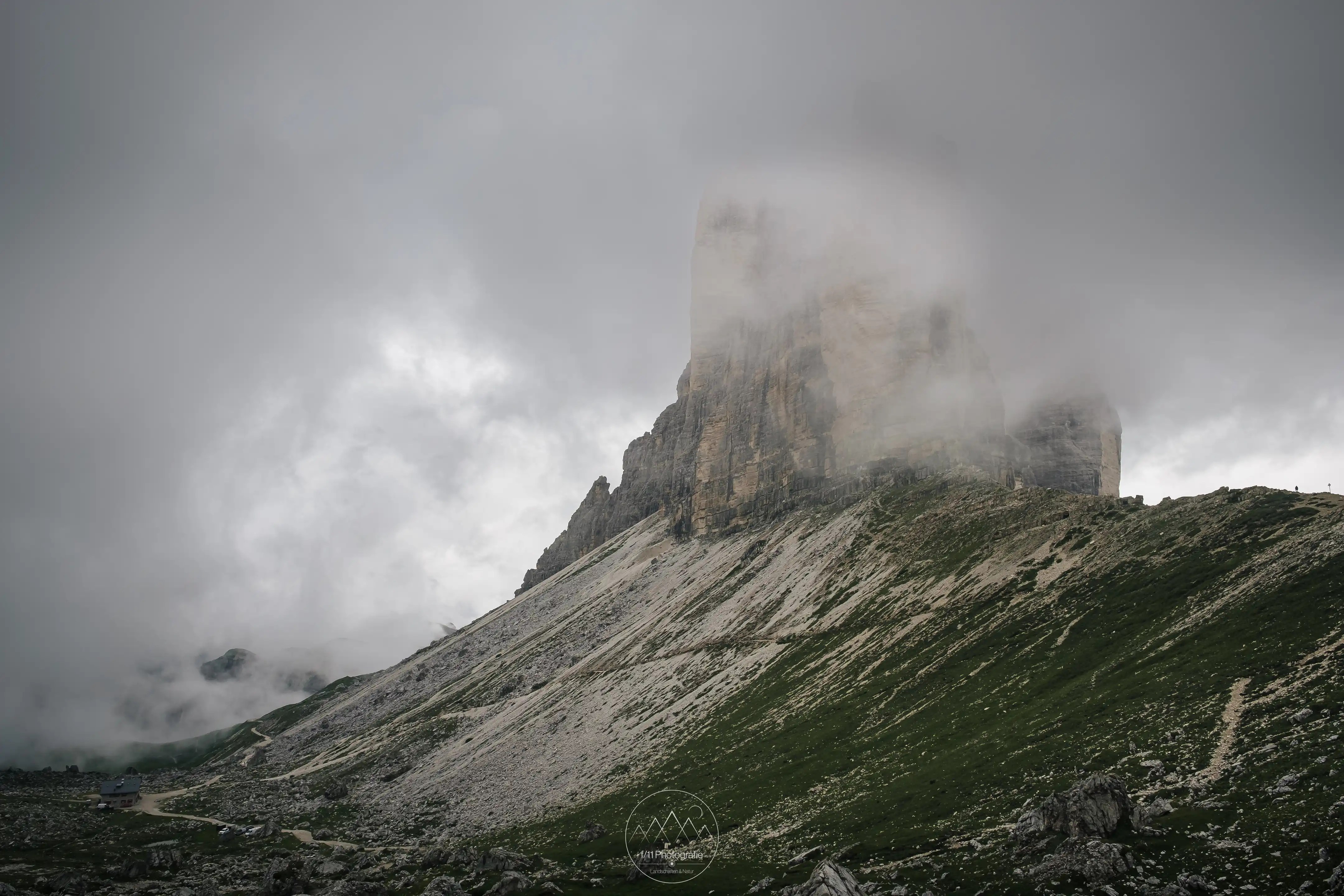 Unterhalb des Paternsattels wird das Profil der Drei Zinnen an der Südseite sichtbar.