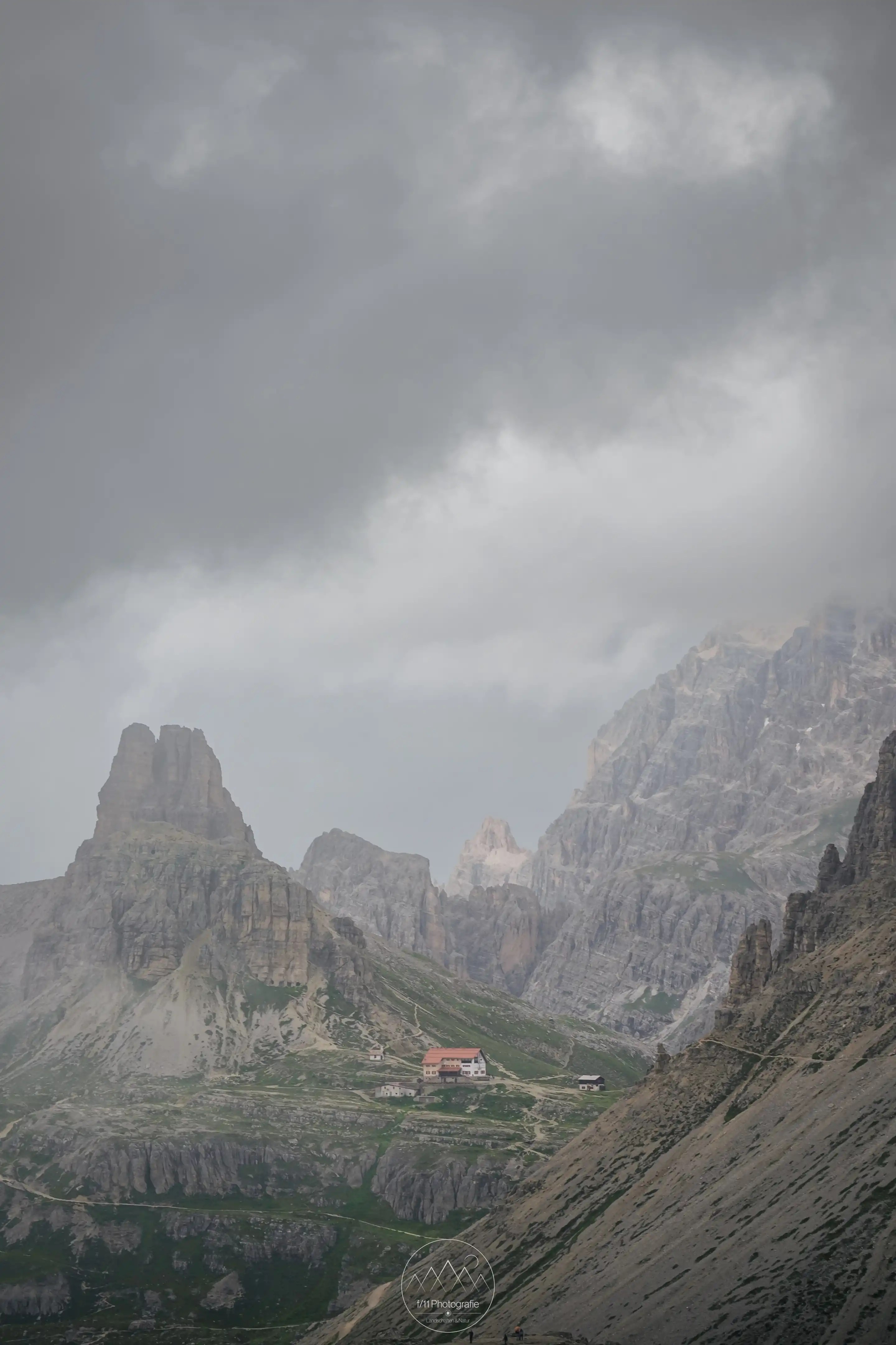 Blick zur Drei Zinnen Hütte vom Paternsattel.