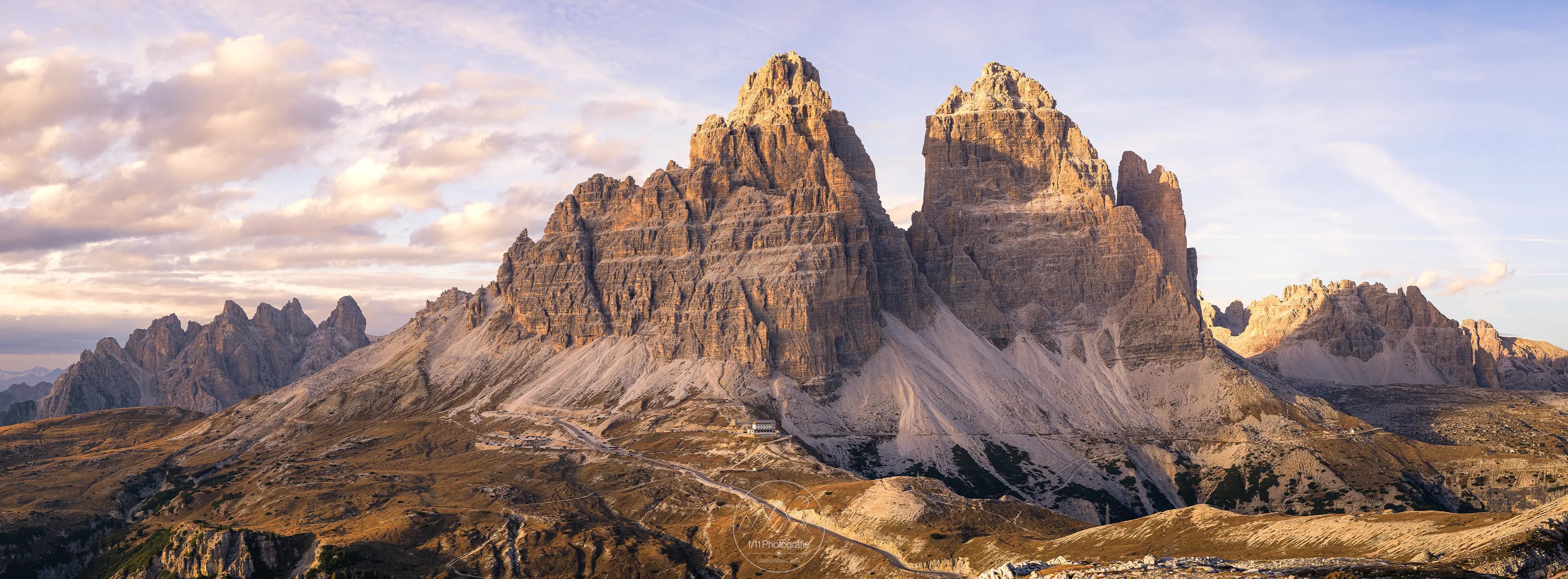 Panoramaaufnahme der Südseite der Drei Zinnen von Fotospot an der Cadini di Misurina.