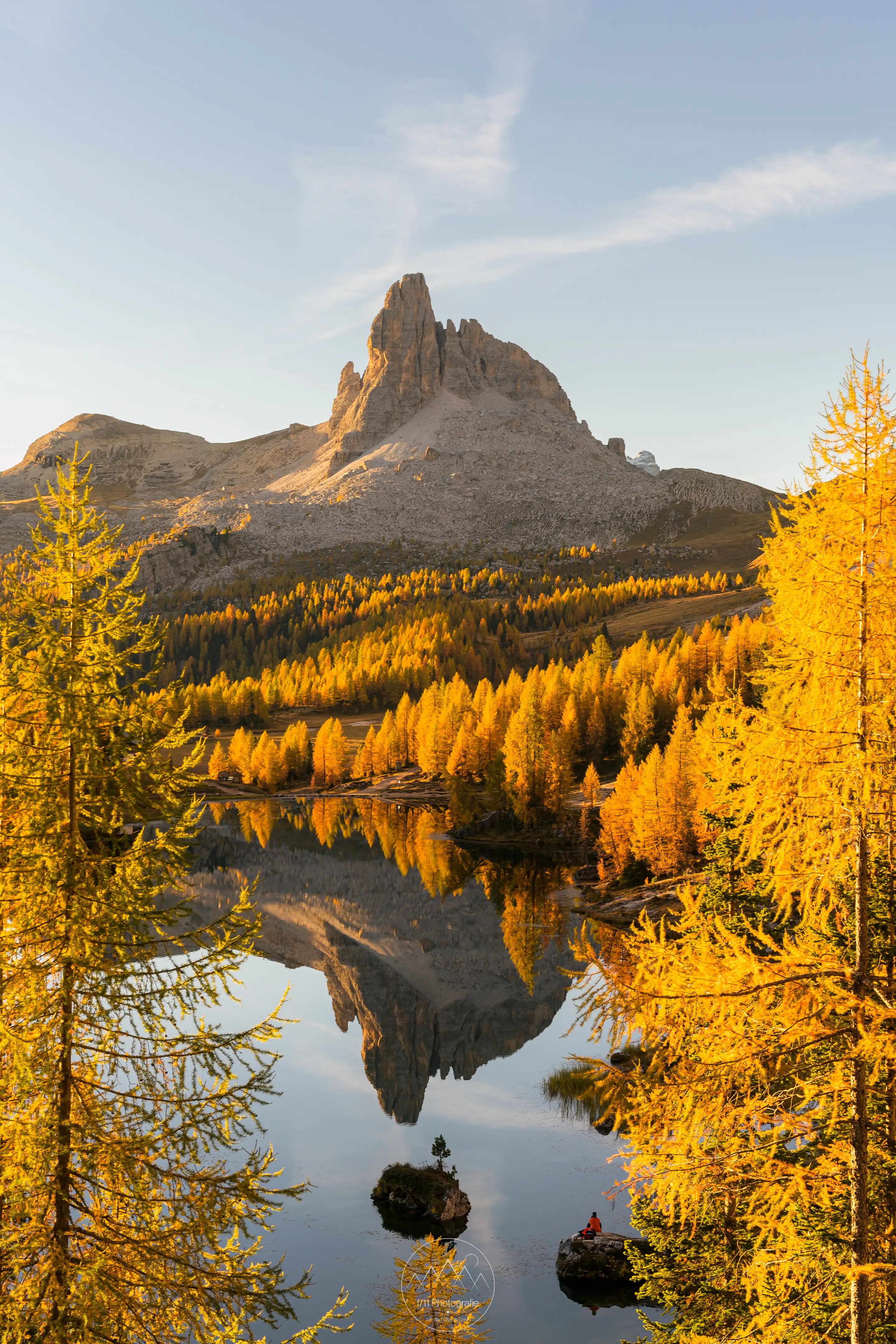 Der Lago Federa und Becco di Mezzodì umrahmt von herbstlich gefärbten Lärchen.
