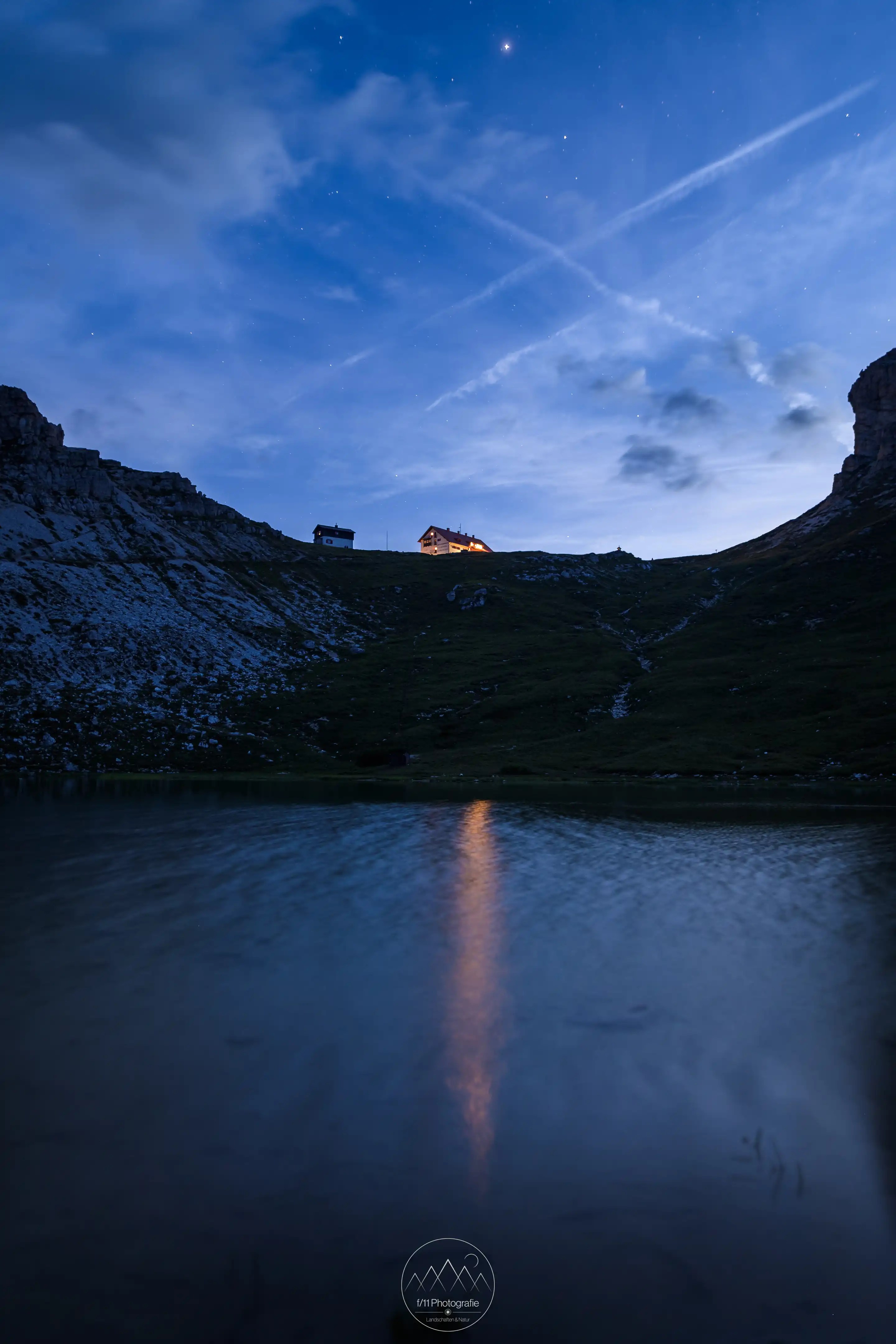 Auch der Blick hinauf zur Drei Zinnen Hütte lohnt sich, wie hier zur blauen Stunde.