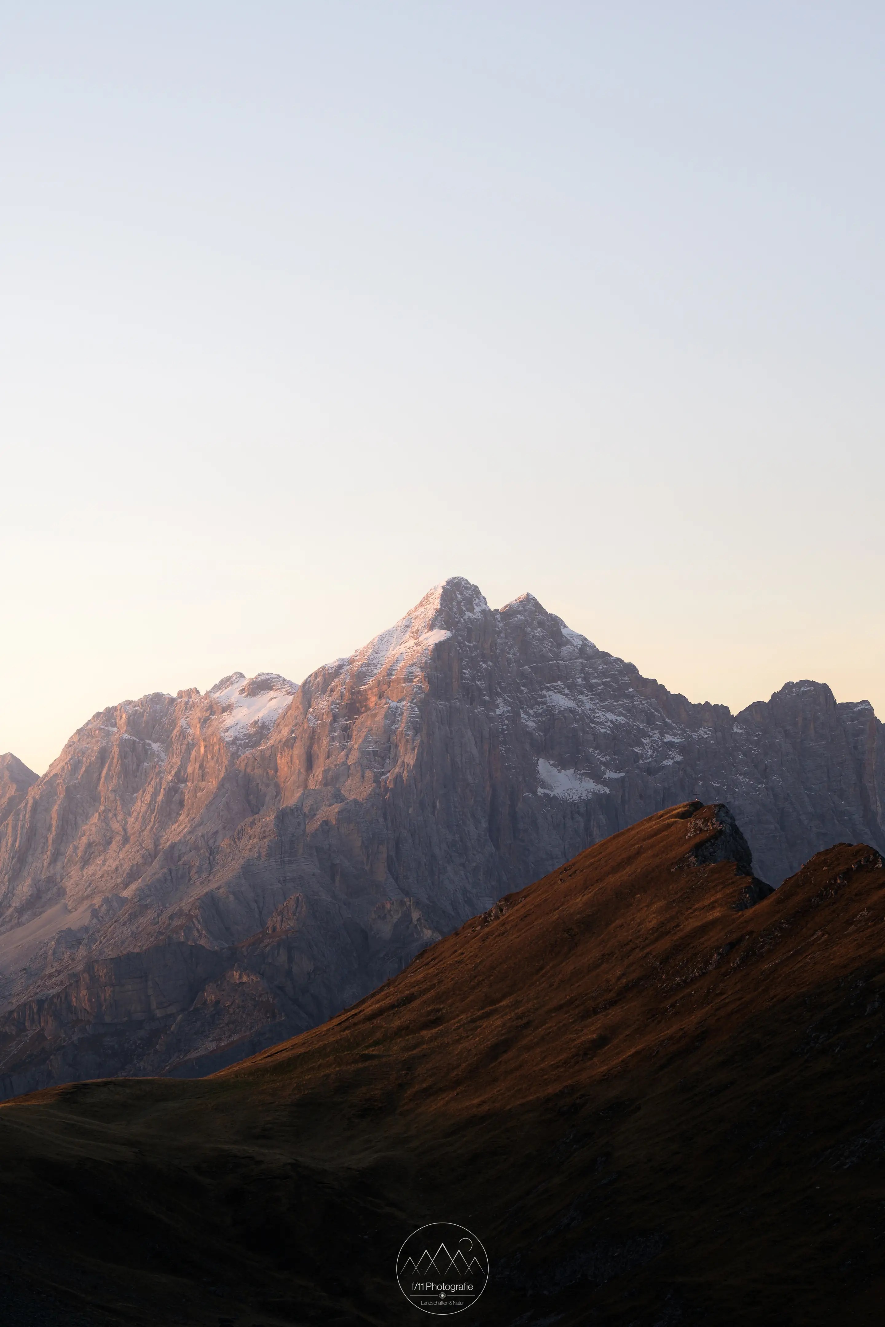 Der Blick auf den Monte Civetta im Morgenlicht oberhalb des Passo Giau.