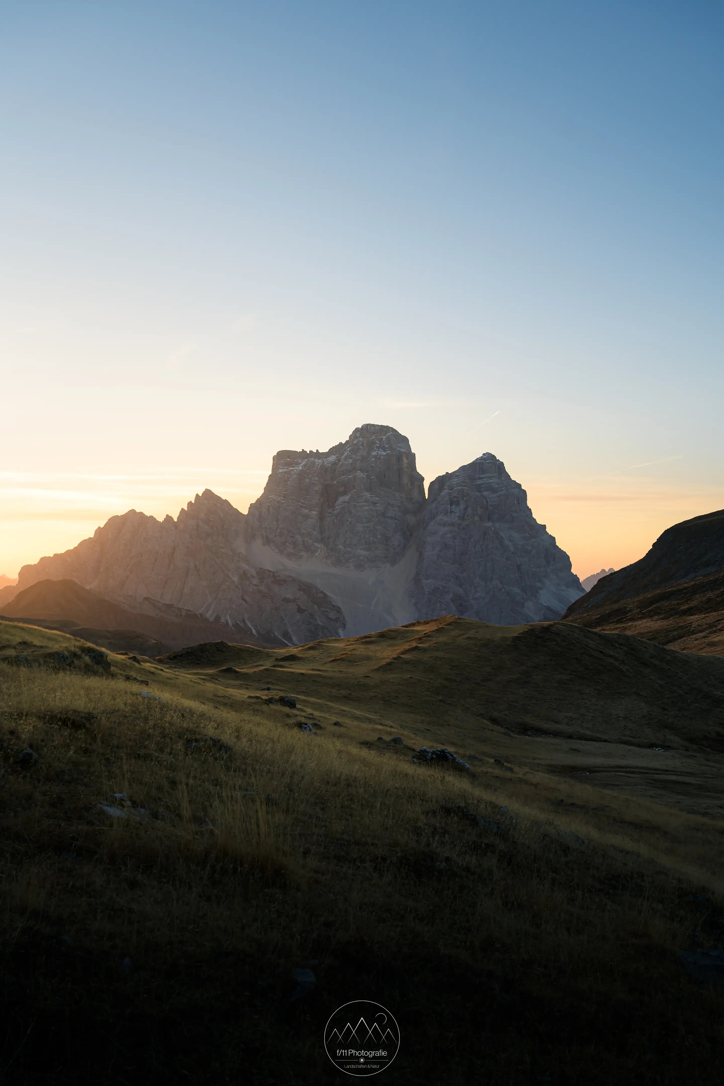 Der Gipfel des Monte Pelmo zu Sonnenaufgang oberhalb des Passo Giau.
