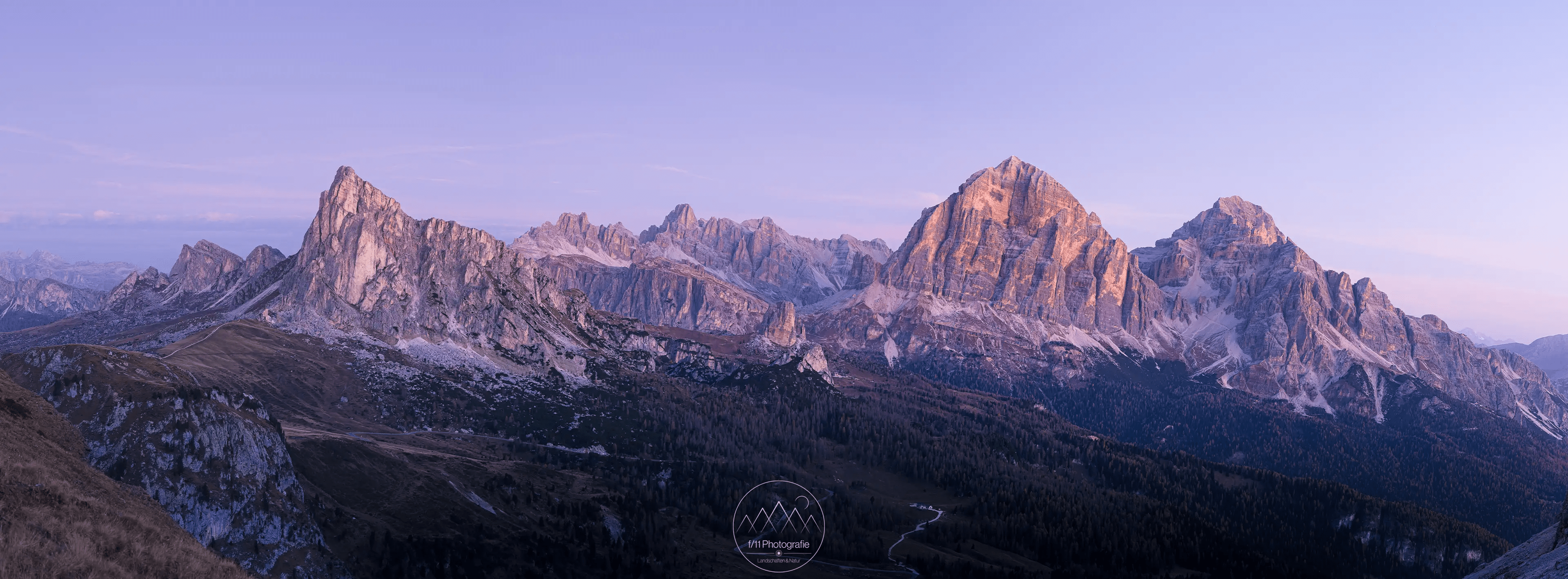 Panorama auf den Passo Giau mit dem Gipfel der Ra Gusela und den Tofane zur blauen Stunde.