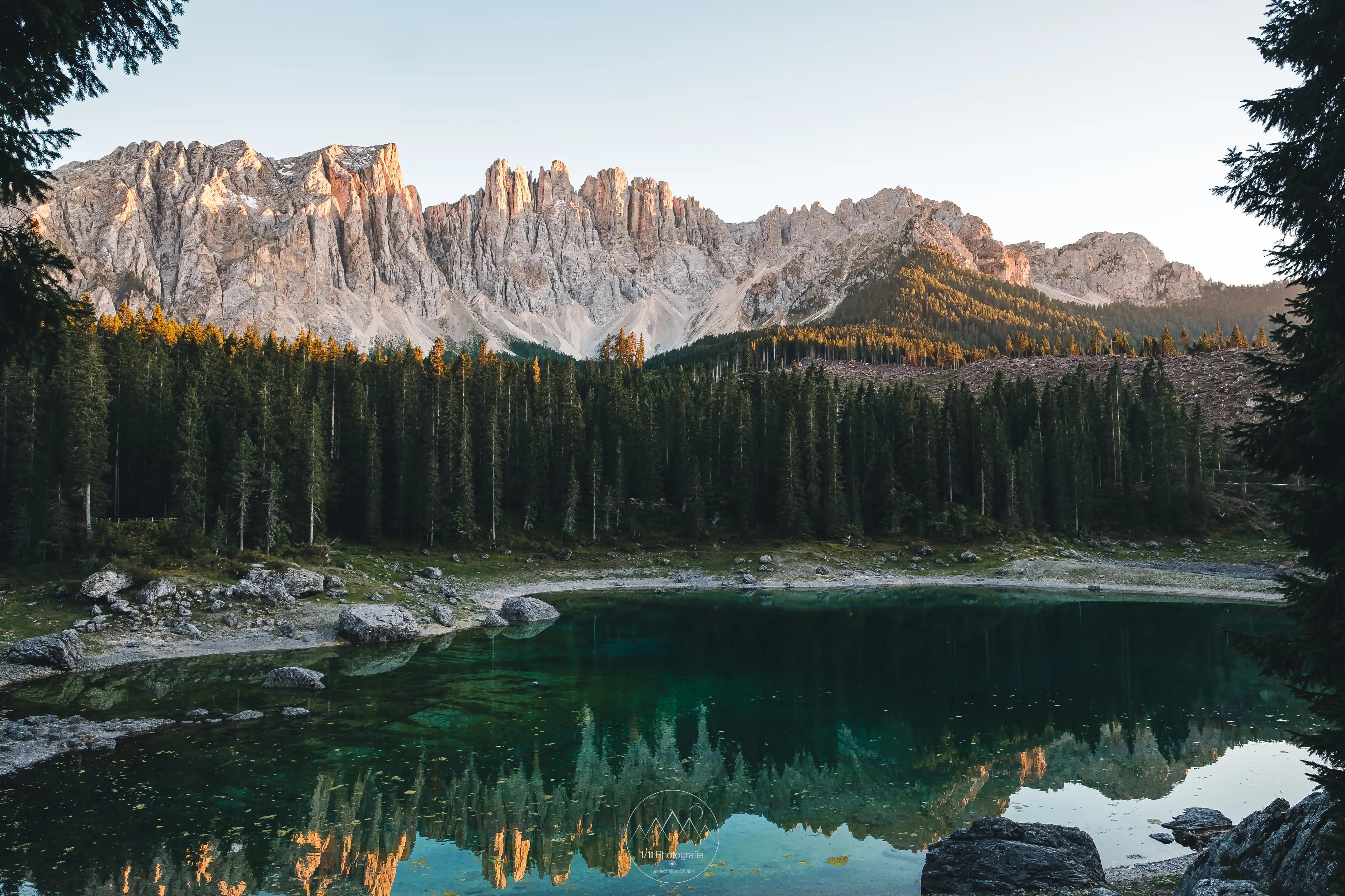 Der Karersee und das Latemargebirge im Abendlicht.
