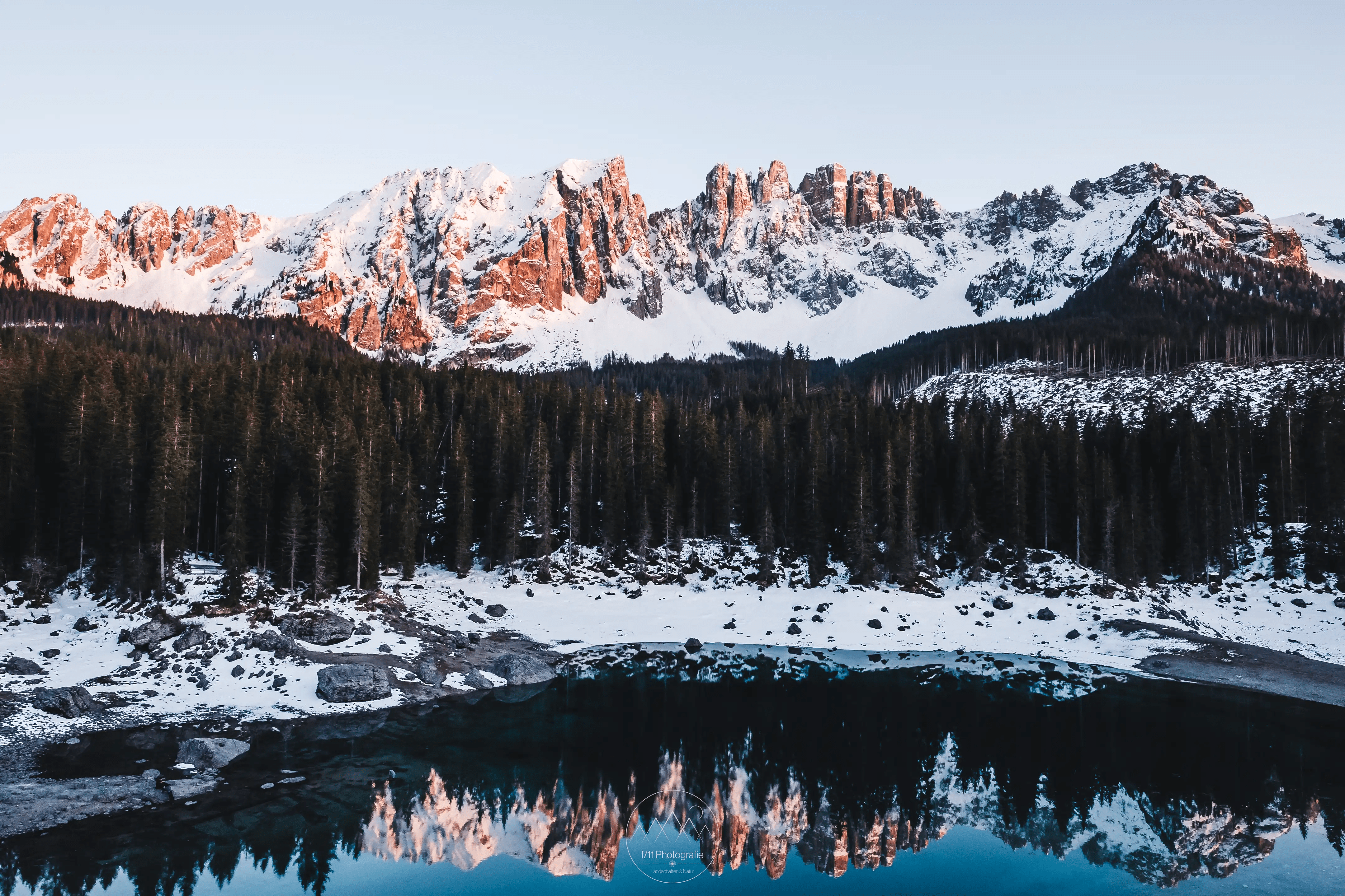 Abendlicht am Karersee und dem Latemargebirge mit dem letzten Schnee.
