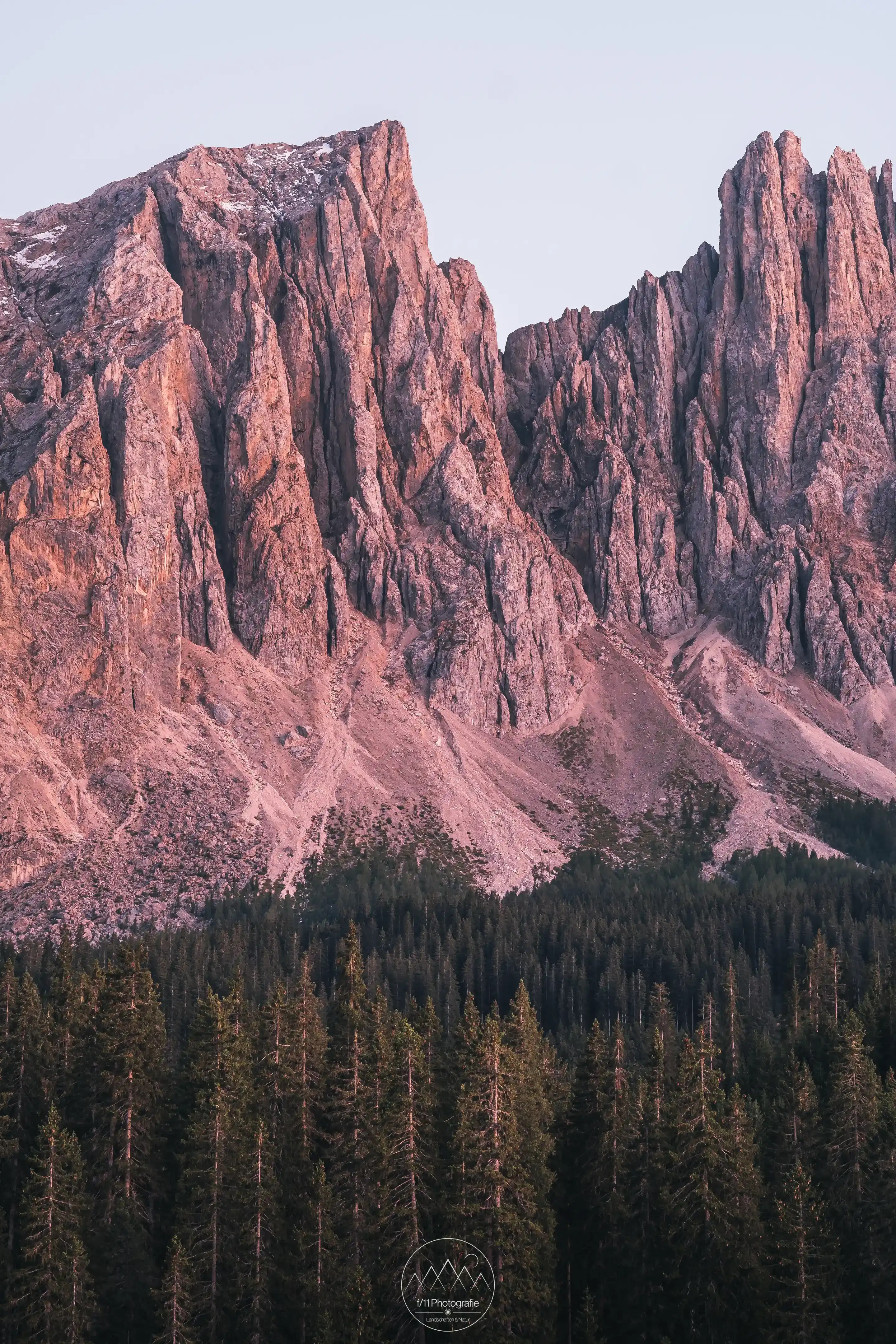 Die Gipfel der Latemargruppe leuchte in Magenta-Tönen nach Sonnenuntergang.