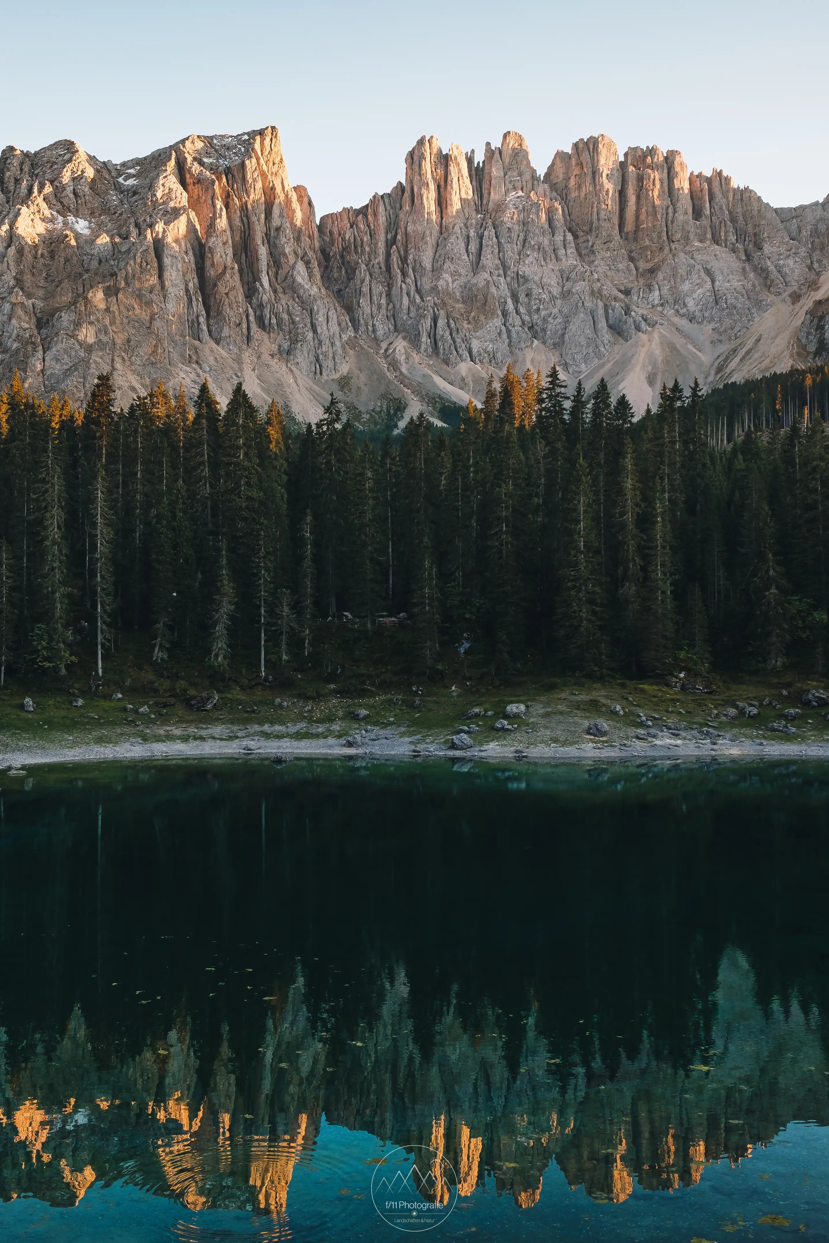 Der direkte Blick über den türkisblauen Karersee zum Latemar.