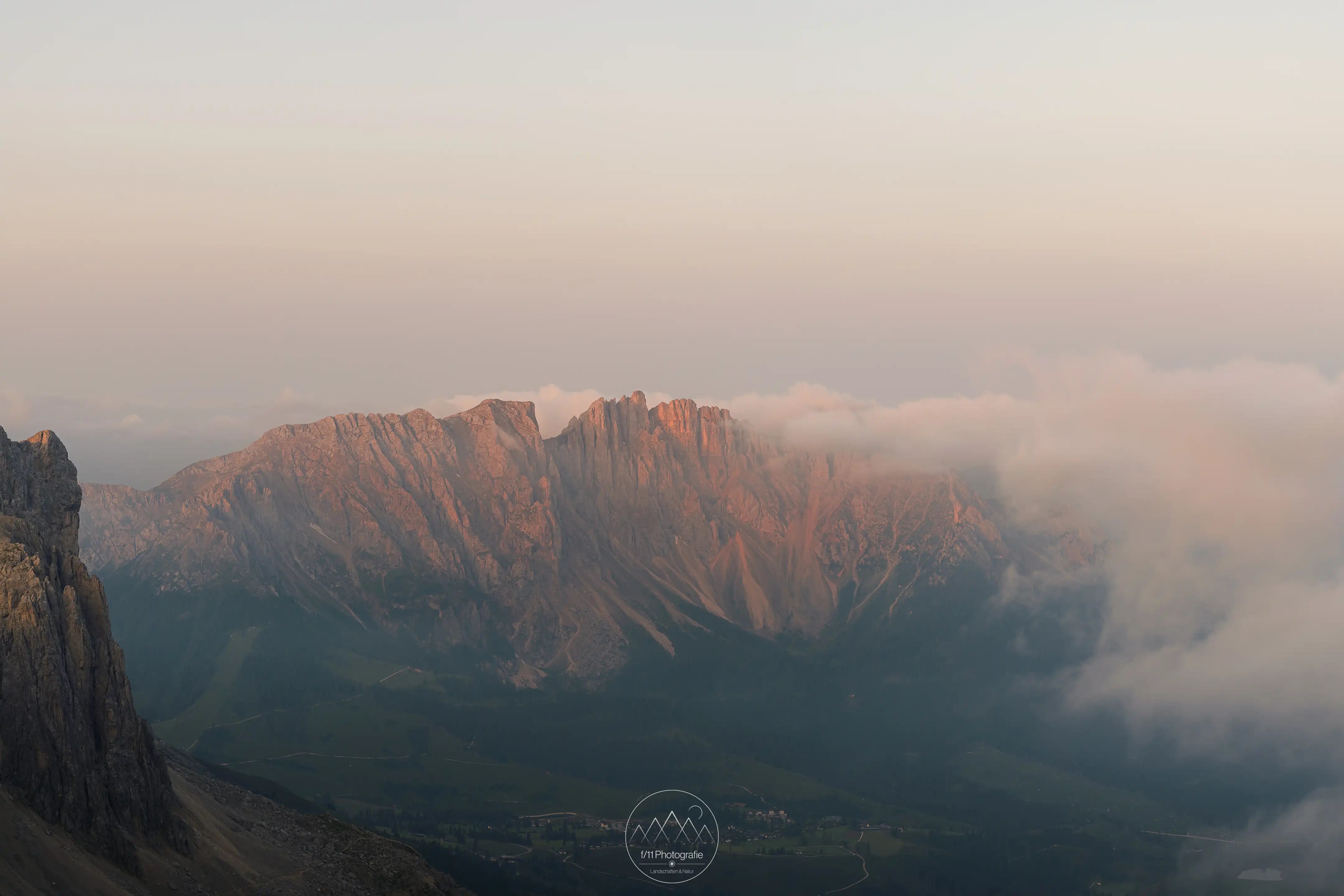 Der Blick vom Santnerpass zum Latemargebirge am Morgenlicht.