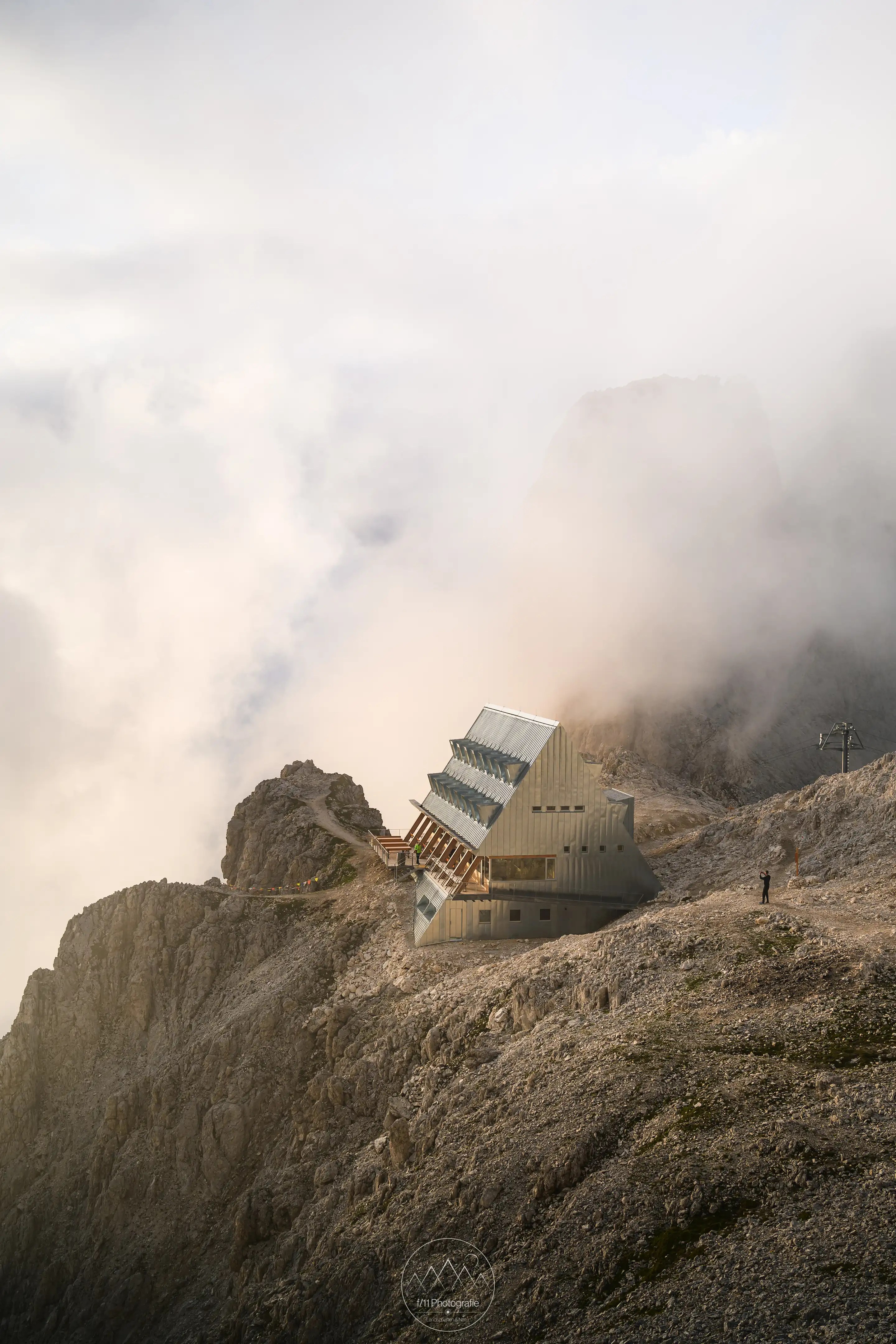Die Santnerpasshütte oberhalb der Vajolet-Türme an einem stimmungsvollen Nachmittag.
