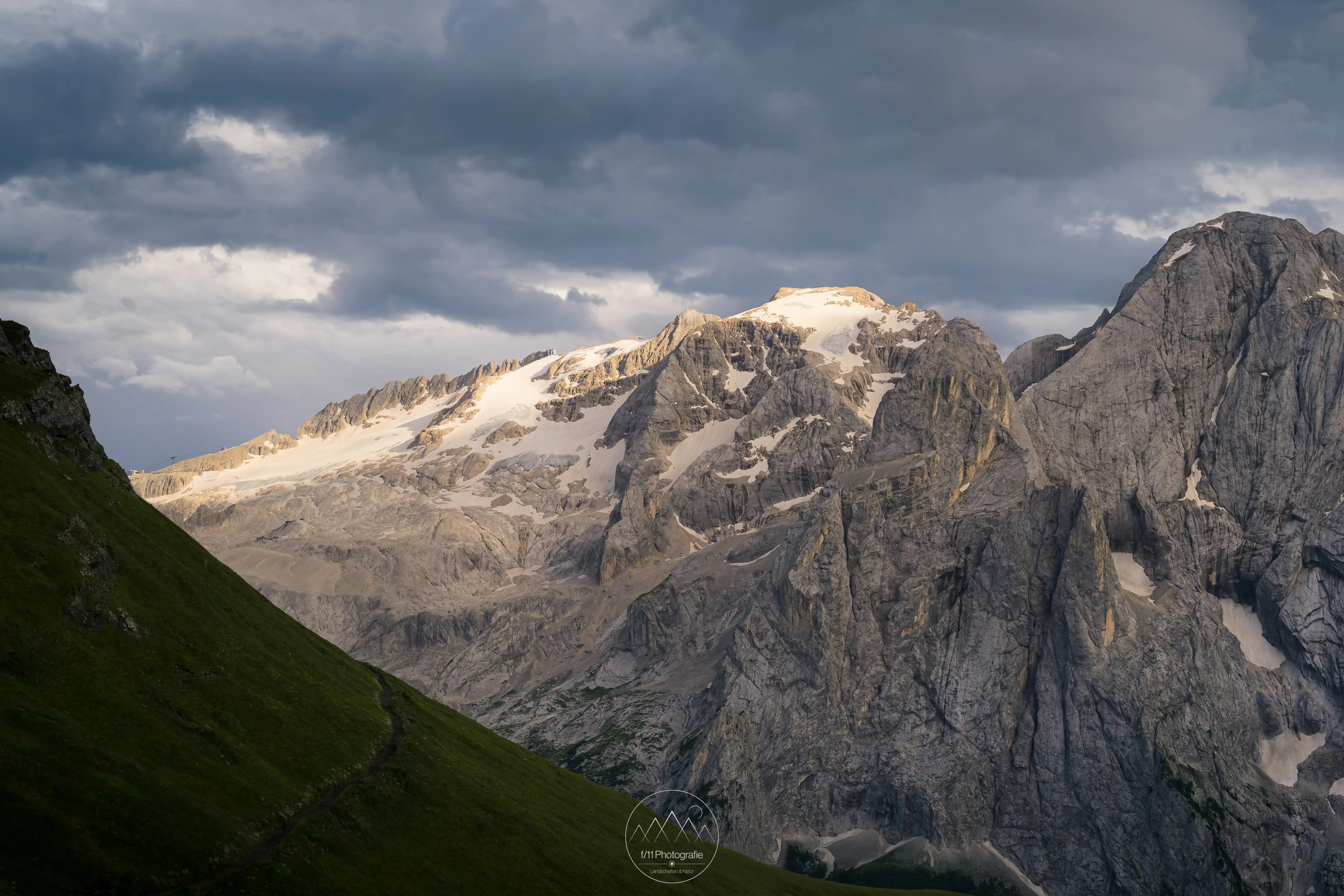 Der Blick zur Marmolada von den Wanderwegen rund um den Passo Pordoi.