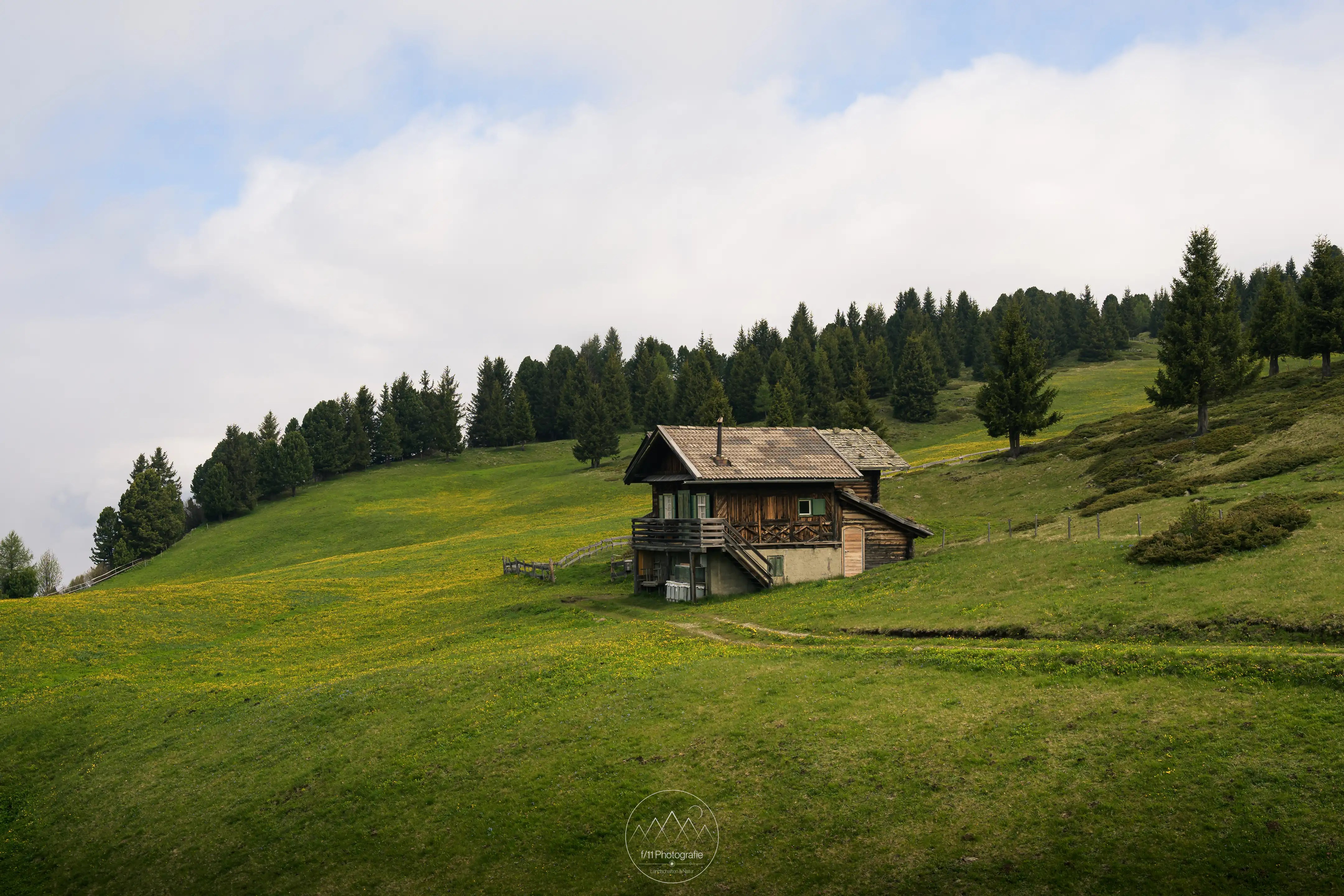Ein der typischen Hütten der Seiser Alm.