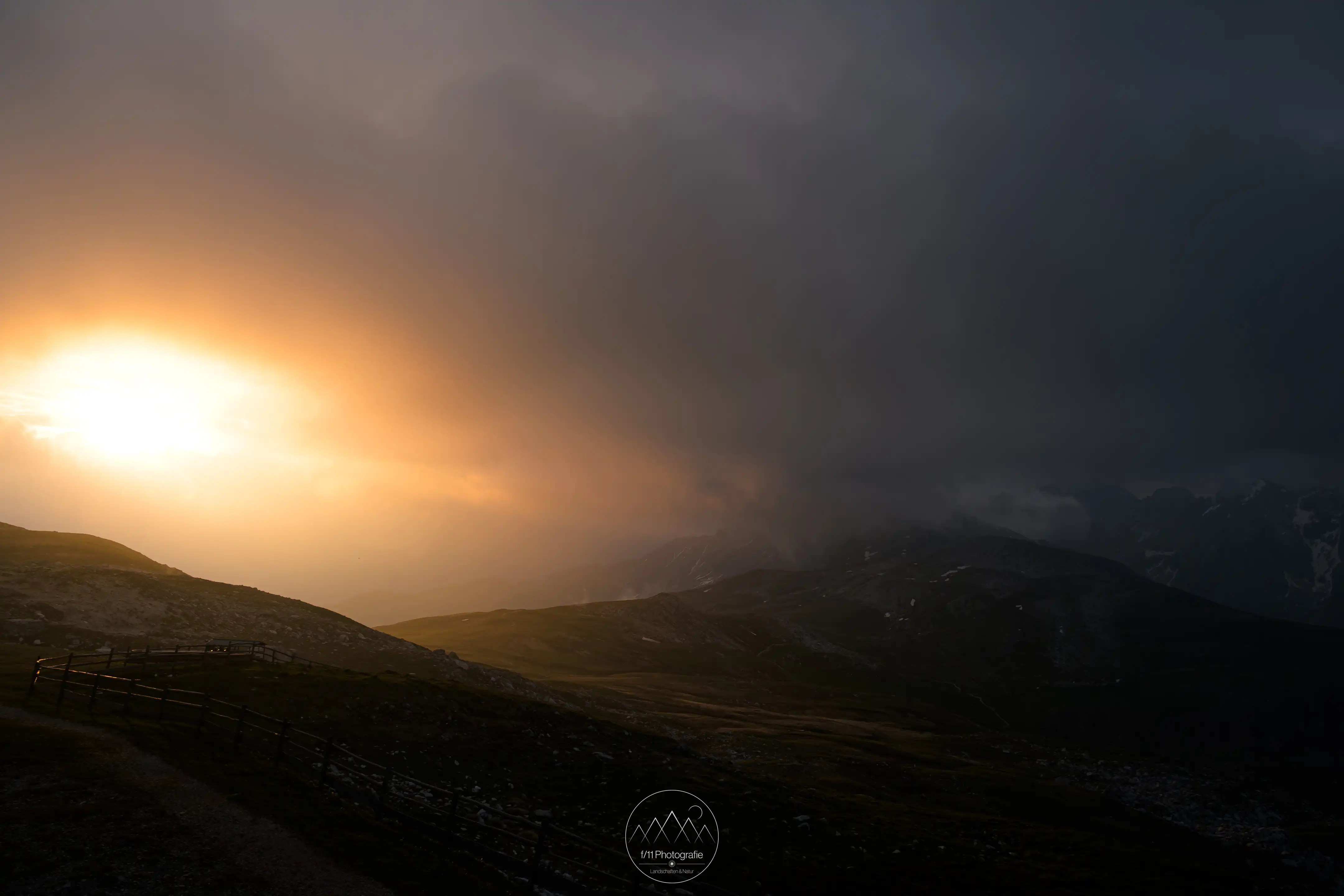 Ein stimmungsvoller Sonnenaufgang am Schlernhaus.